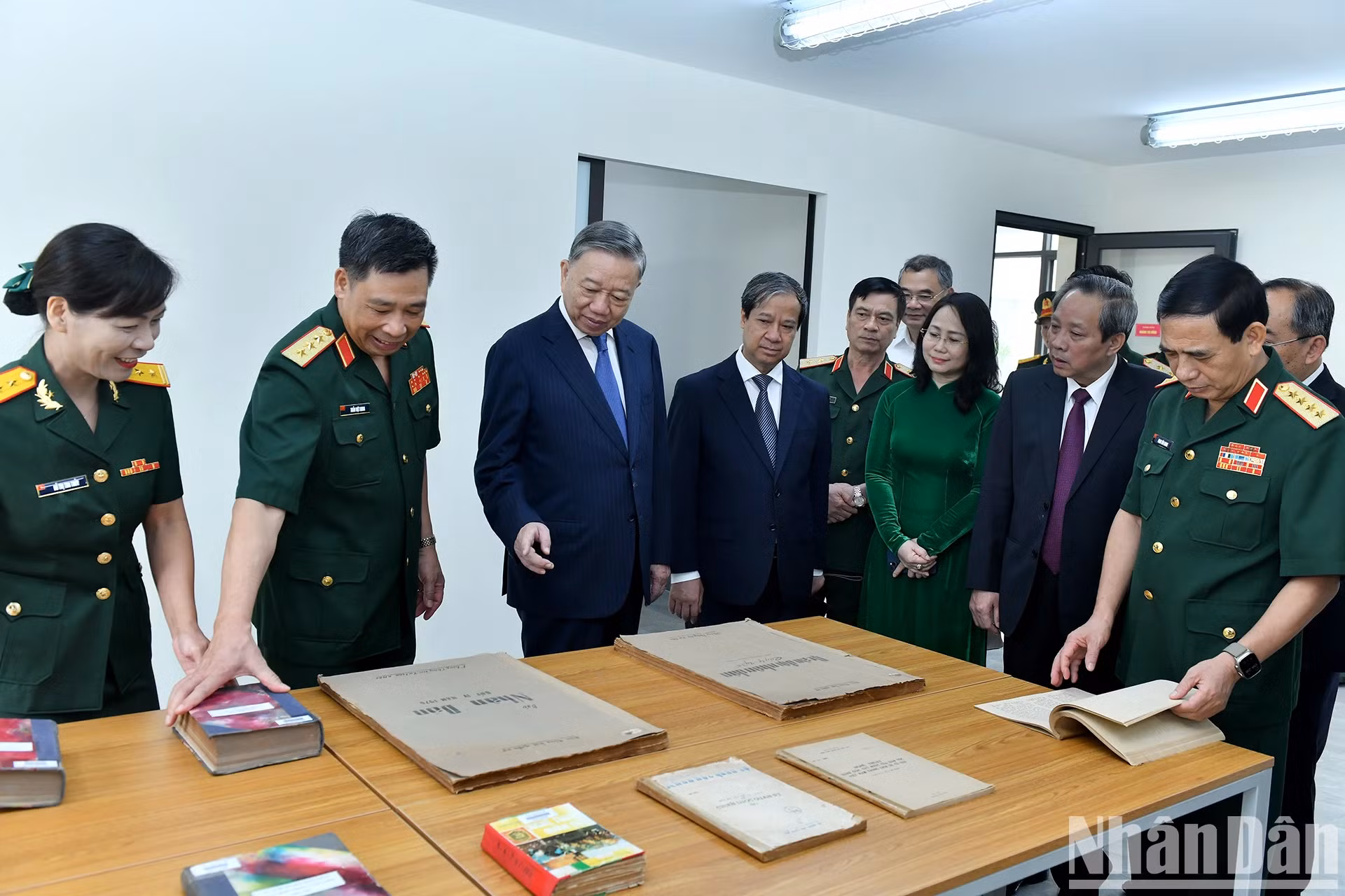 苏林总书记、国家主席参观国防学院图书馆。