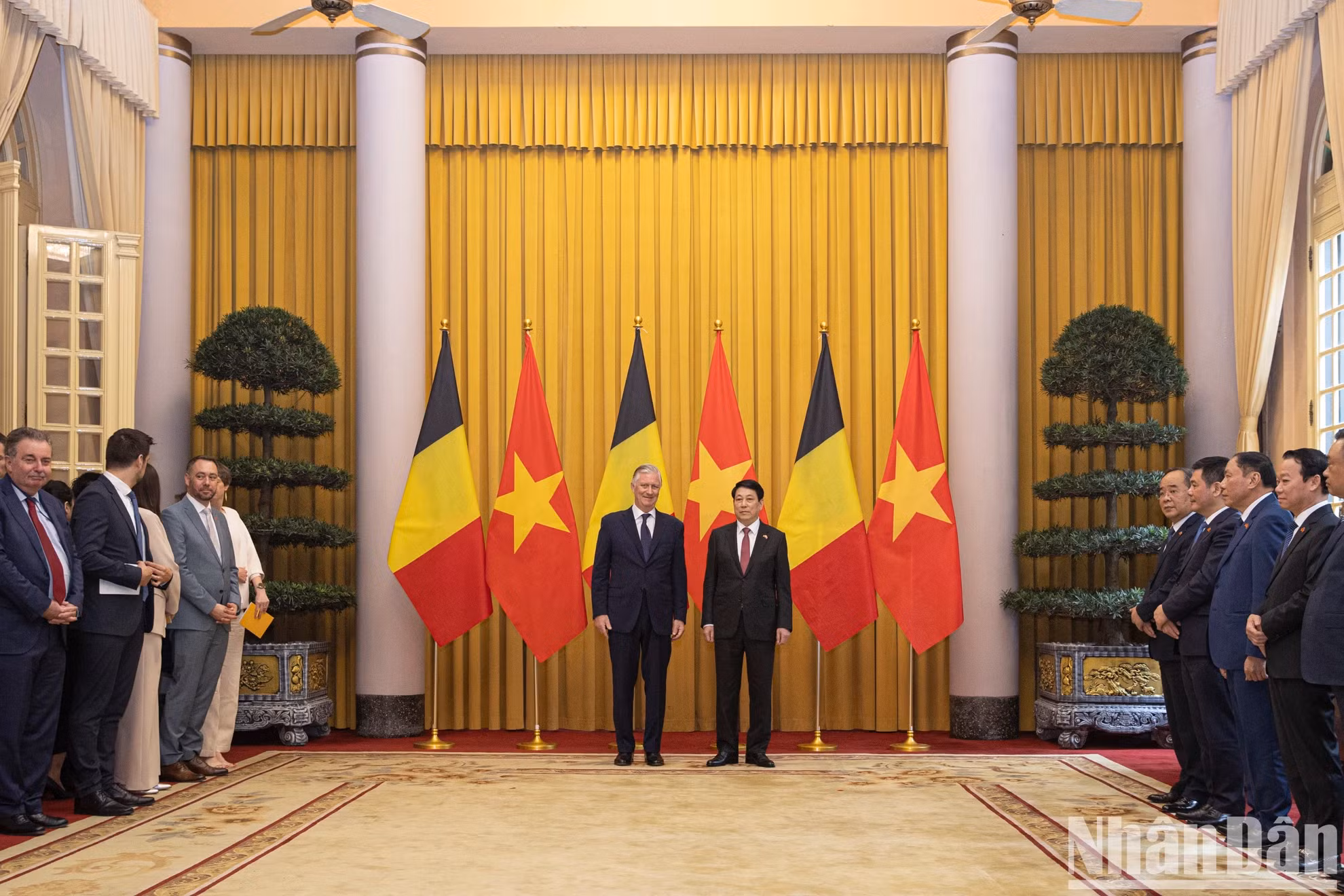 越南国家主席梁强和比利时国王菲利普以及两国代表出席仪式。