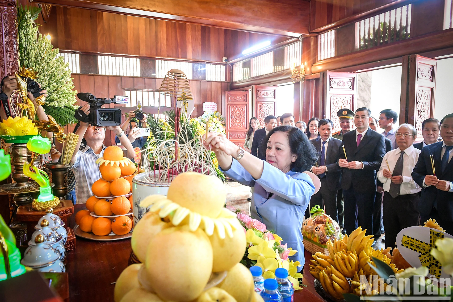 张氏梅同志在纪念馆敬香。