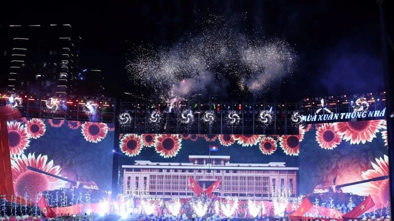 晚会分为三章：第一章《分裂之痛与统一之路》，第二章《和平之春》，第三章《新纪元的春天》。