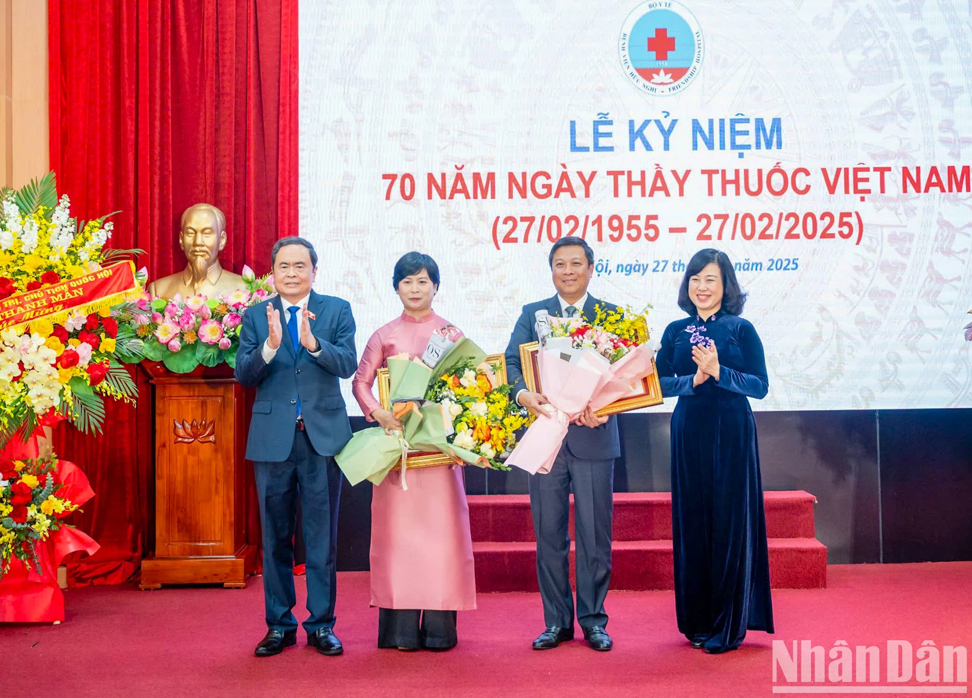 国会主席陈青敏向友谊医院的2名个人授予“优秀医师”称号。