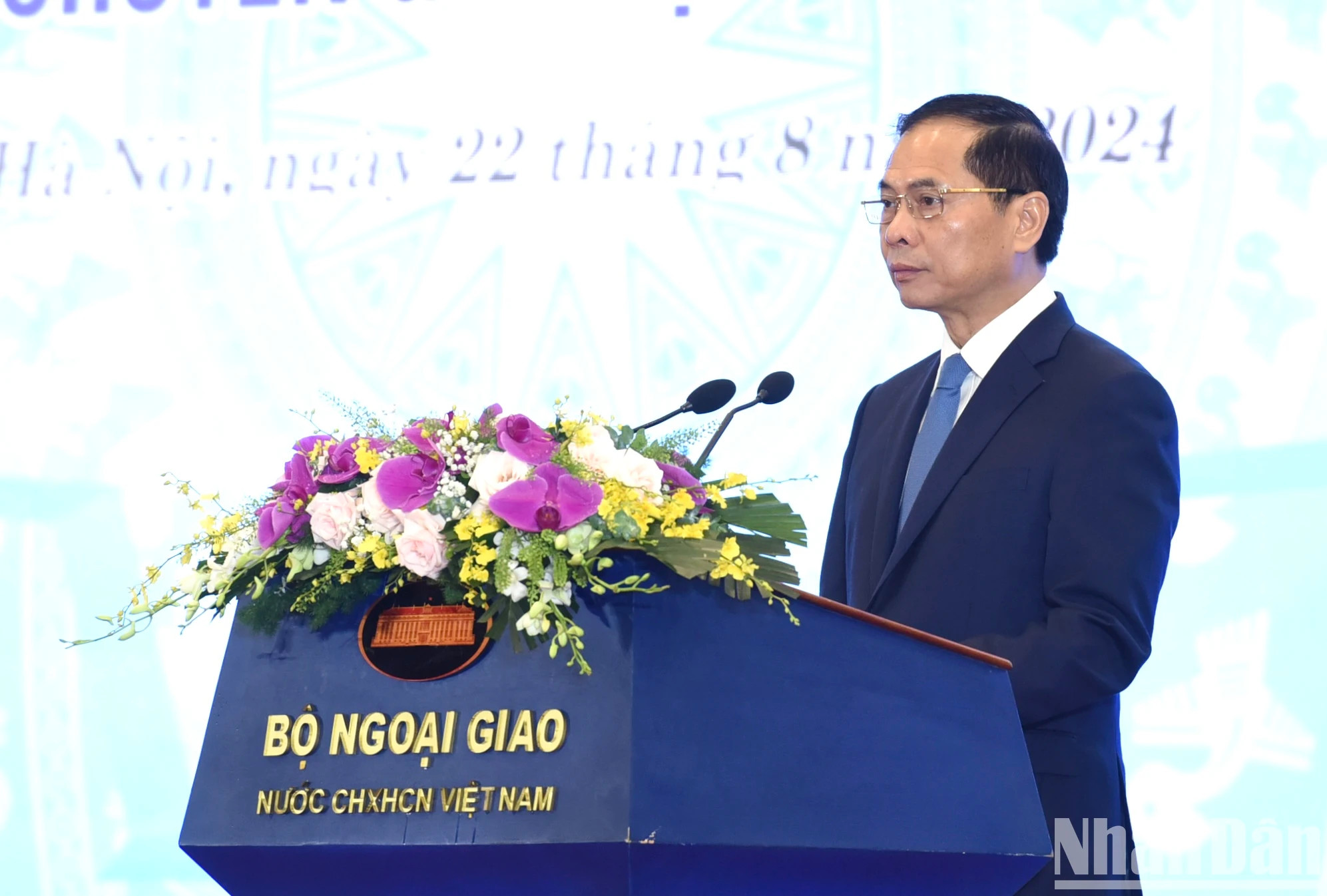 外交部部长裴青山发表讲话。