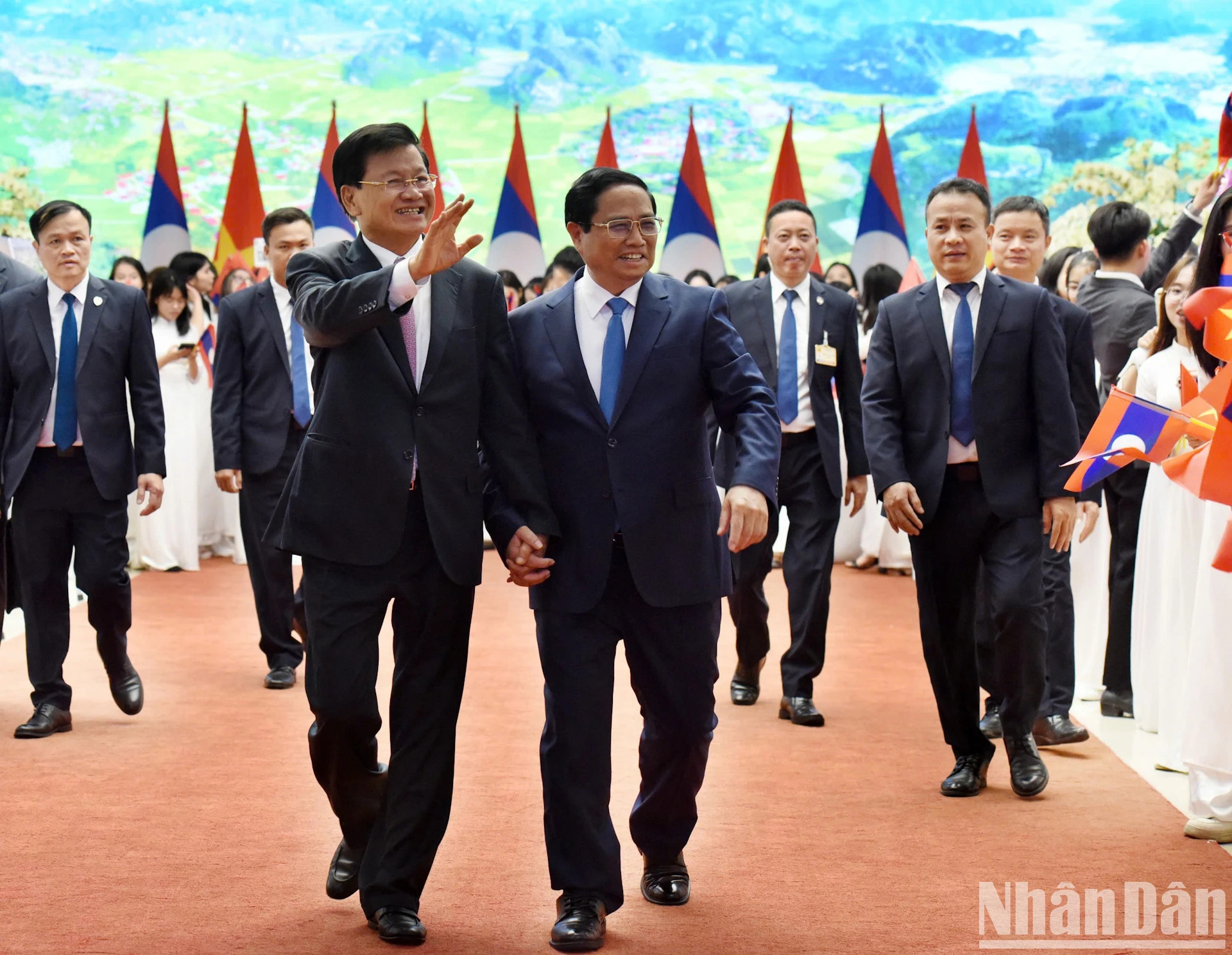 范明正总理送别老挝人民革命党中央总书记、国家主席通伦·西苏。 范明正总理送别老挝人民革命党中央总书记、国家主席通伦·西苏。