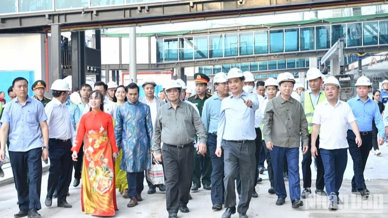 范明正总理视察胡志明市新山一国际机场T3航站楼项目。 范明正总理视察胡志明市新山一国际机场T3航站楼项目。