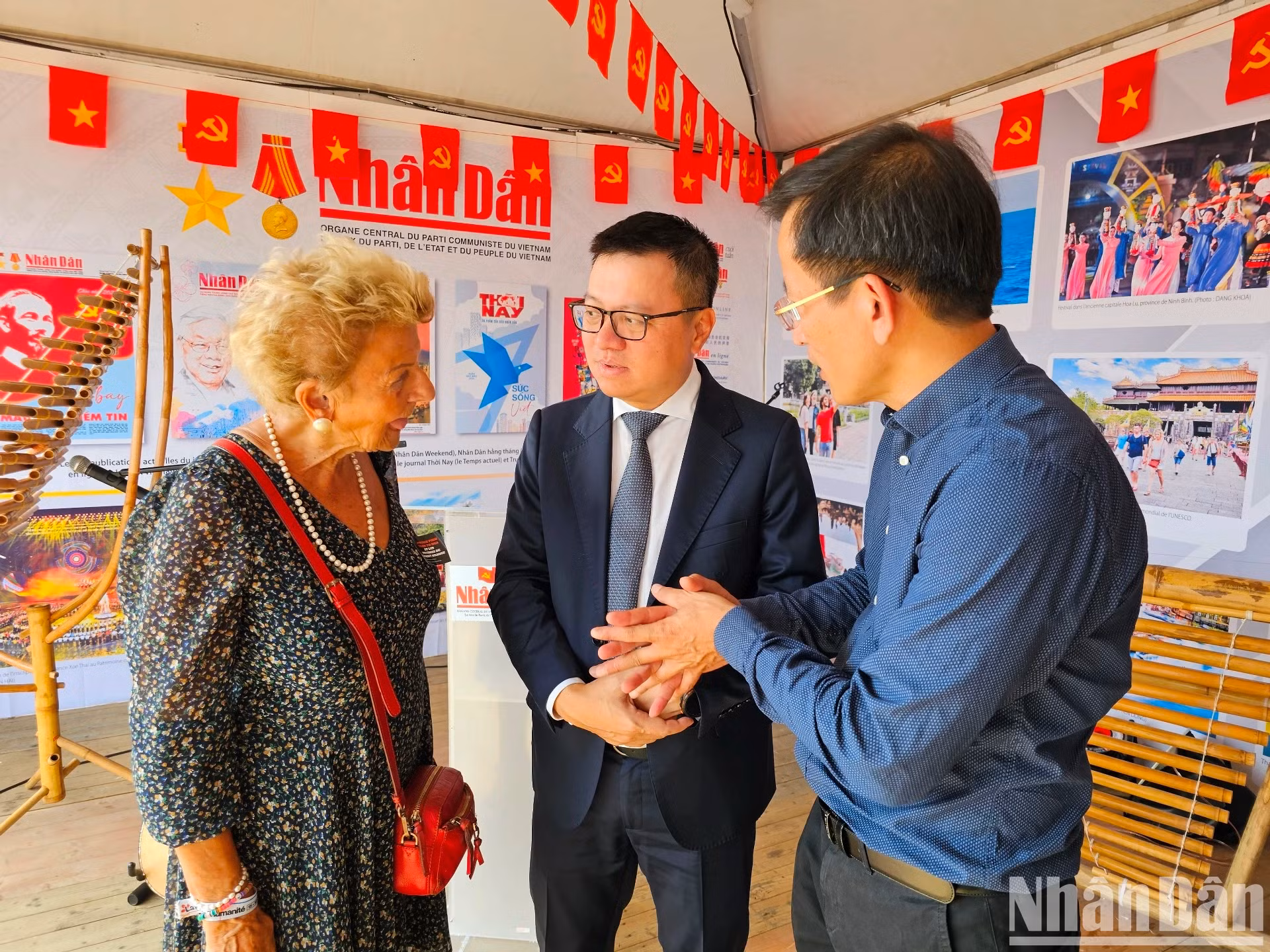 《人民报》社总编辑黎国明和法国友人。