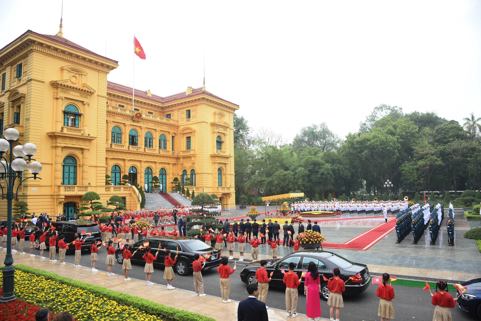 越南政府总理范明正在政府总部举行仪式，欢迎西班牙首相佩德罗·桑切斯对越南进行正式访问。