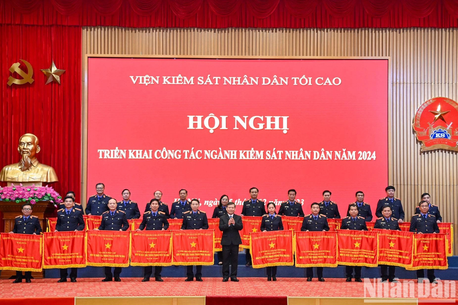 越南最高人民检察院检察长黎明智向取得优秀成绩的集体授予政府竞赛锦旗。 越南最高人民检察院检察长黎明智向取得优秀成绩的集体授予政府竞赛锦旗。