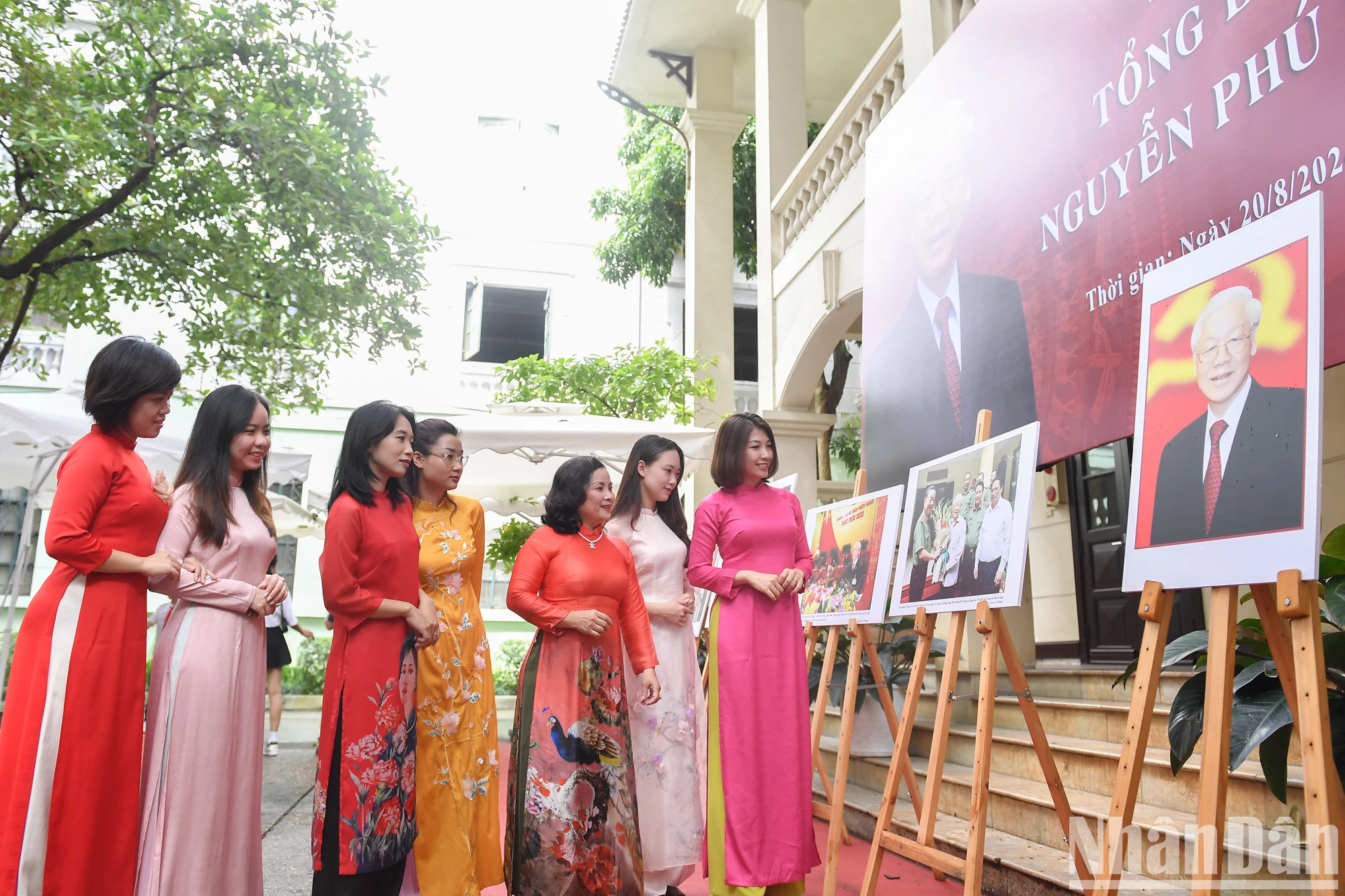 该展展示44张关于阮富仲总书记人生和事业的图片，给人们留下深刻印象。