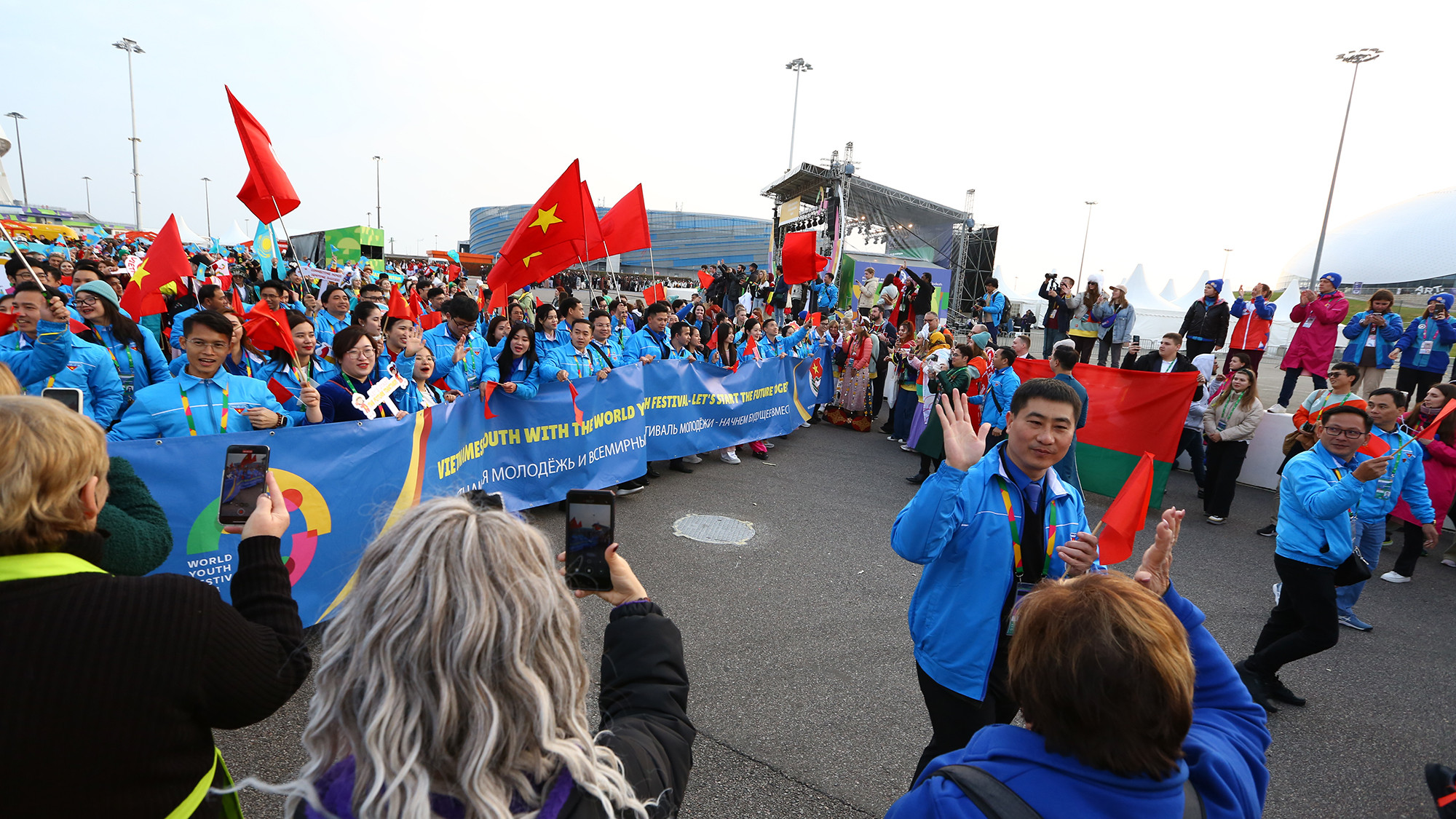 国际友人欢迎越南代表团。