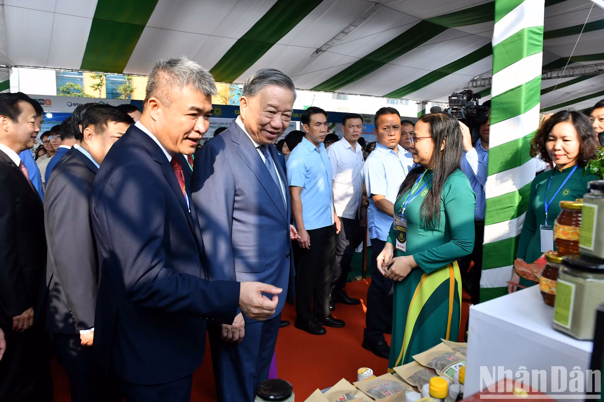 苏林总书记、国家主席参观越南农业学院产品展示区。 苏林总书记、国家主席参观越南农业学院产品展示区。