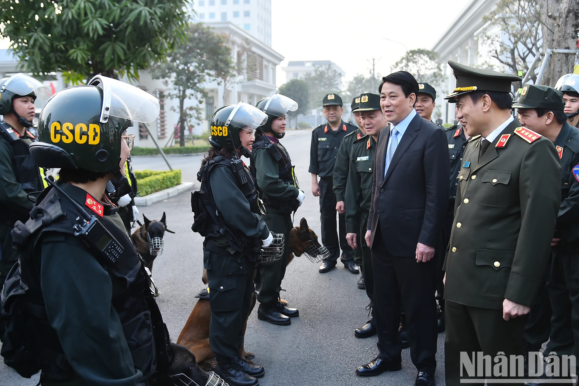国家主席梁强问候机动警察司令部官兵。