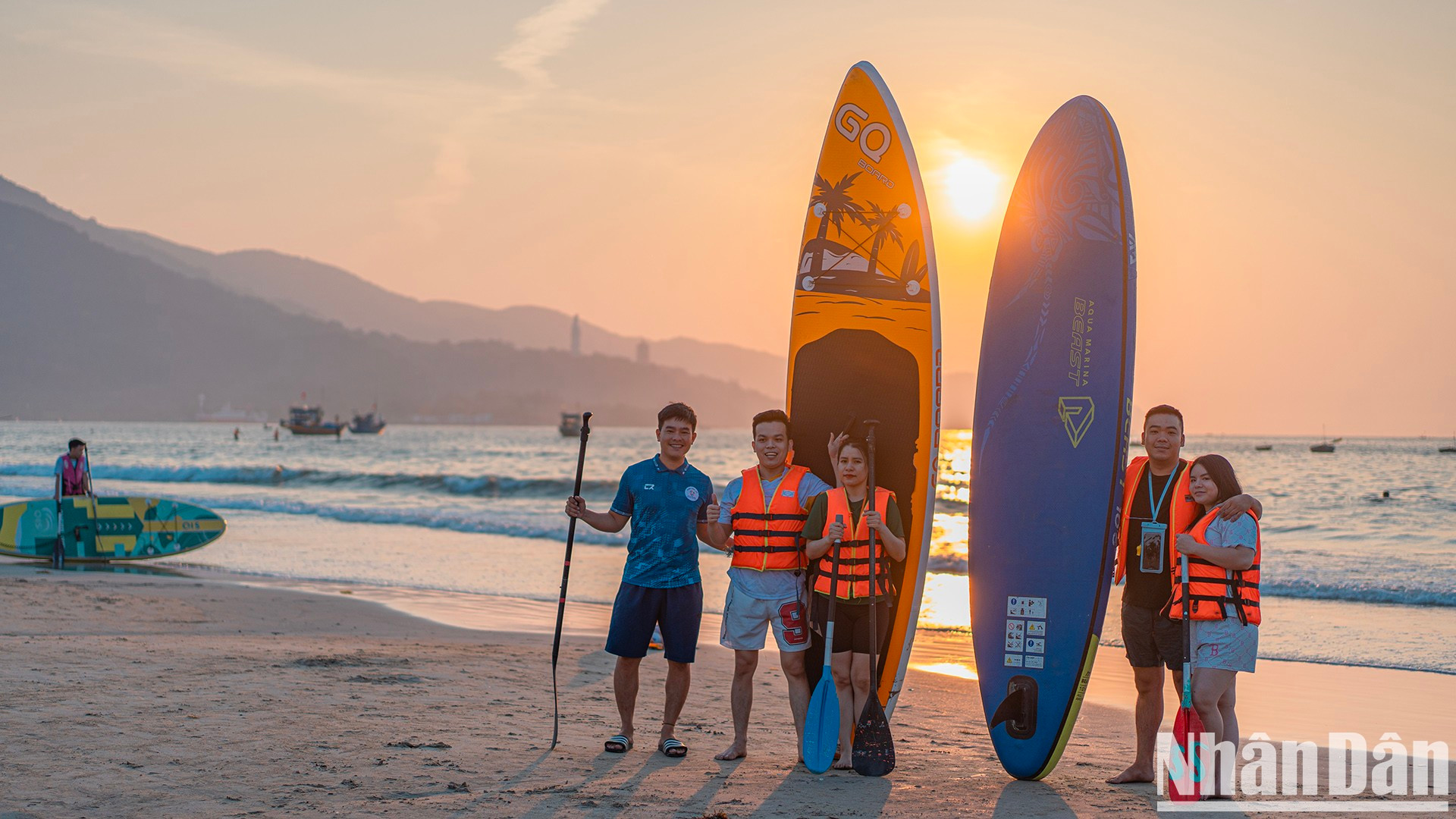 立式桨板运动颇受年经人的喜欢。