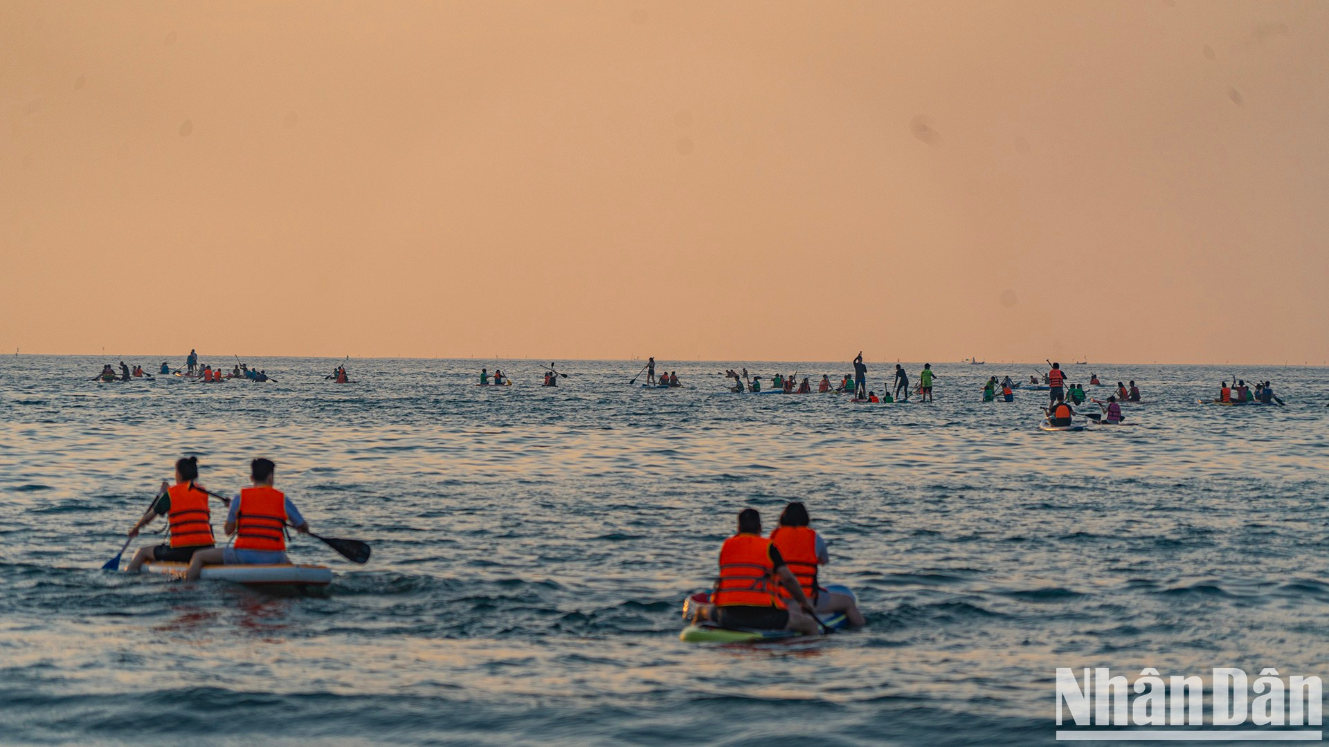 数百人在岷泰海上欣赏日出。