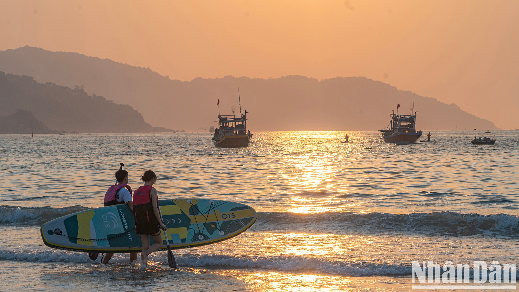 许多年轻人选择前往岷泰“唤醒太阳”——这是他们幽默地形容以积极、乐观、充满朝气的精神迎接新一天的方式。