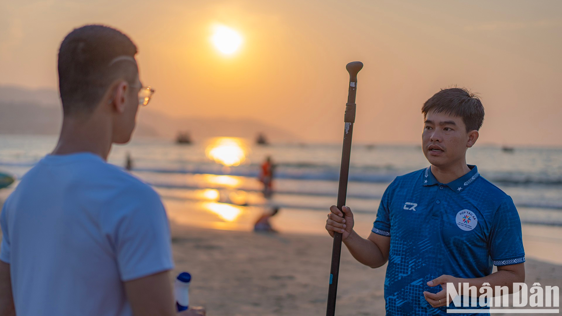 立式桨板运动经营商工作人员向游客提供安全出海指南。