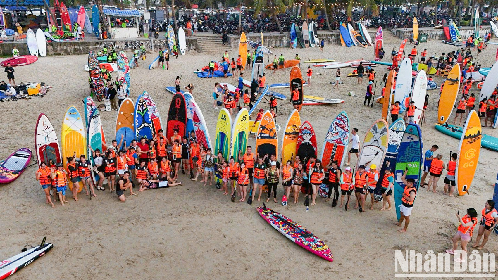 游客在岷泰海滩上拍纪念照。