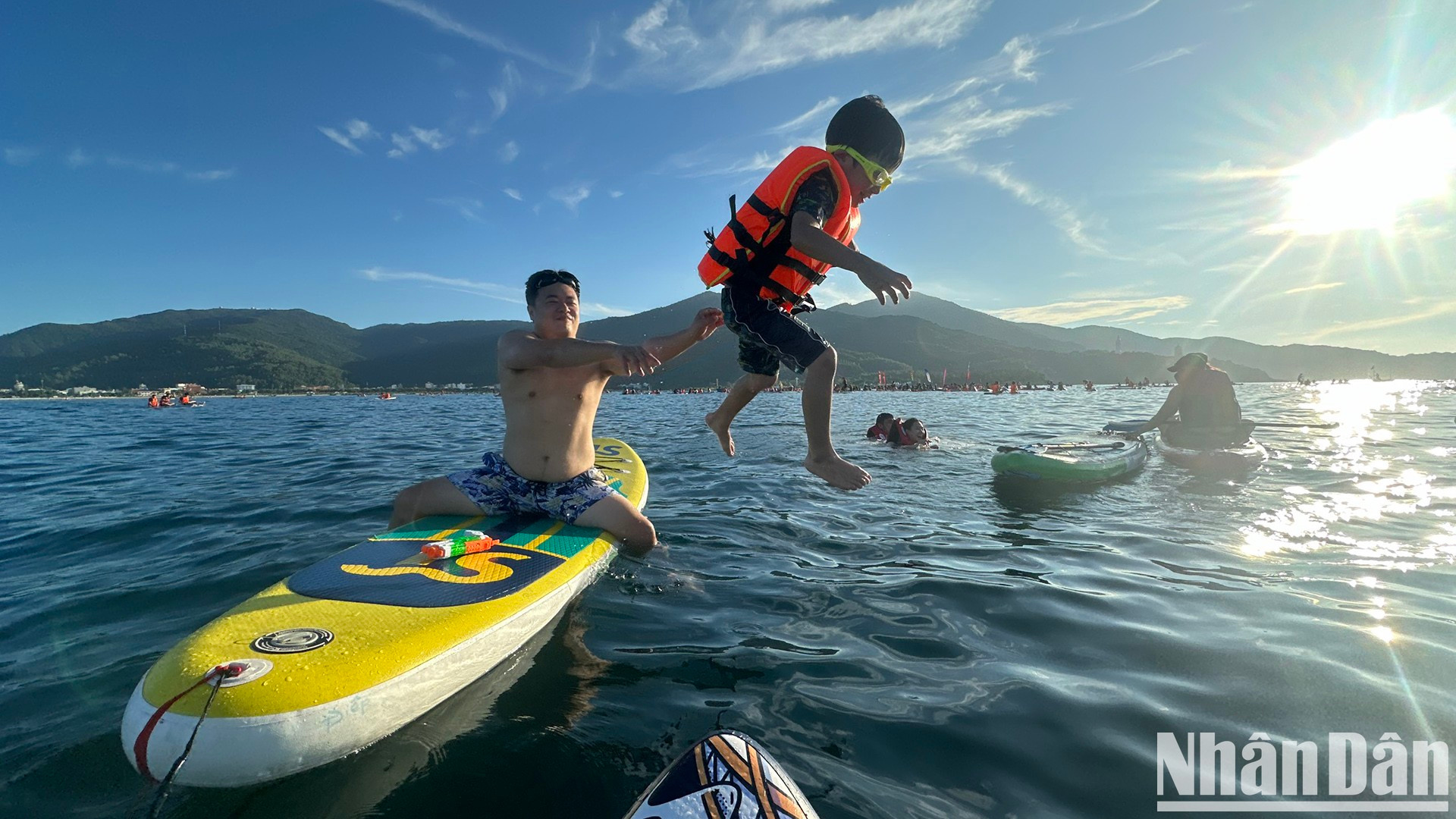 许多游客带着小孩一起体验这项海上运动。