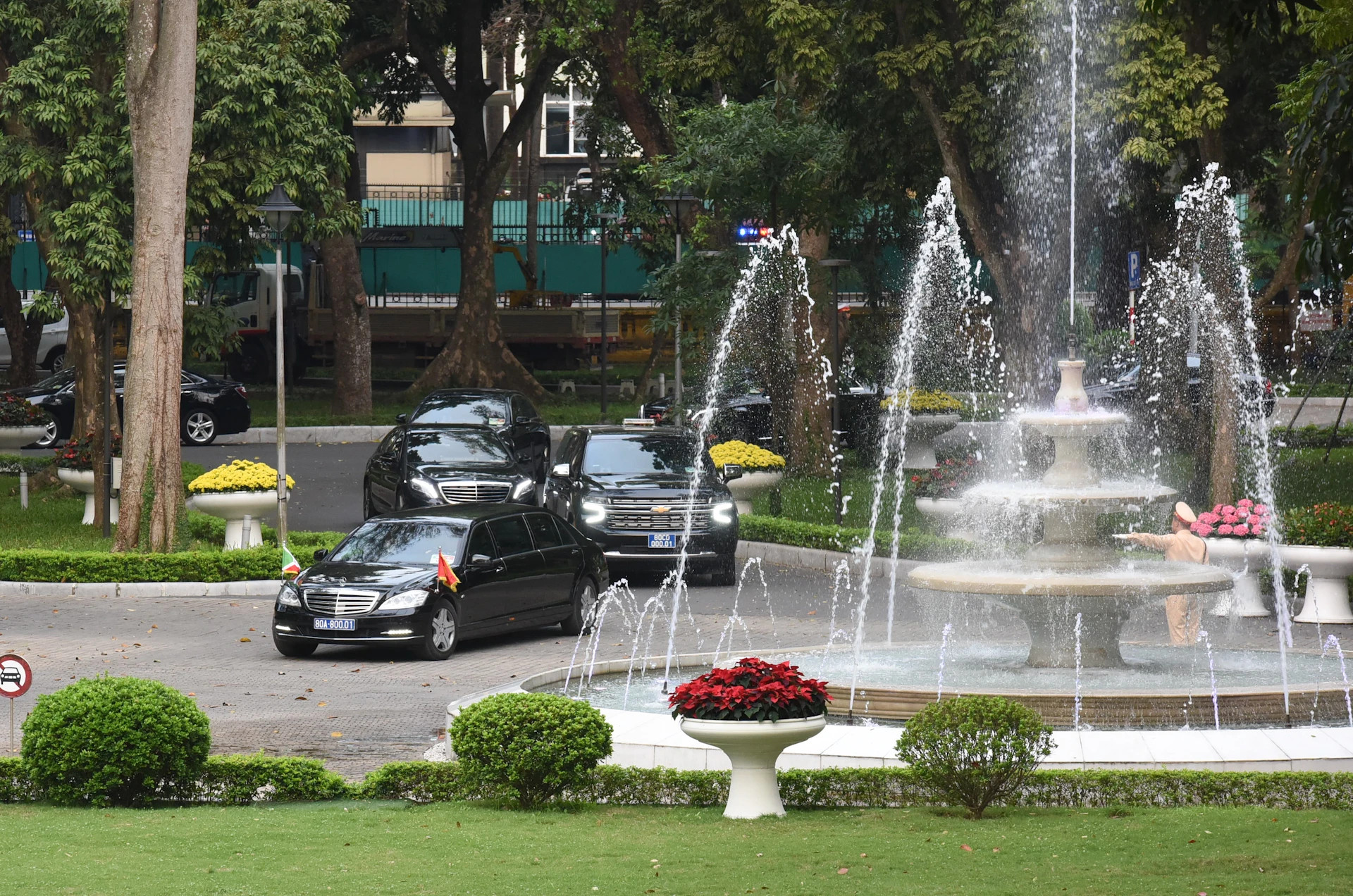 布隆迪总统埃瓦里斯特·恩达伊施米耶前往越南政府办公厅。
