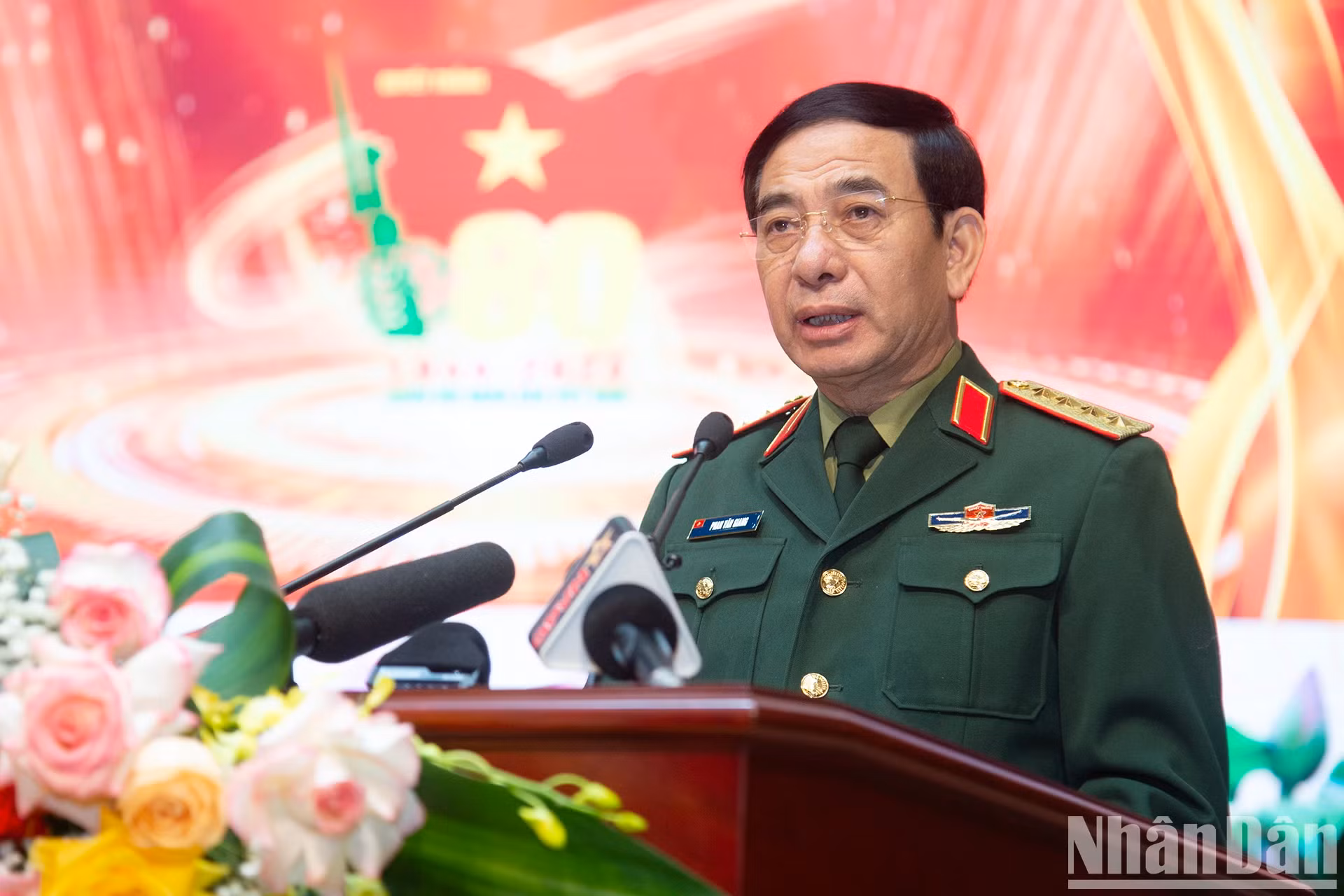 国防部长潘文江大将发表讲话。