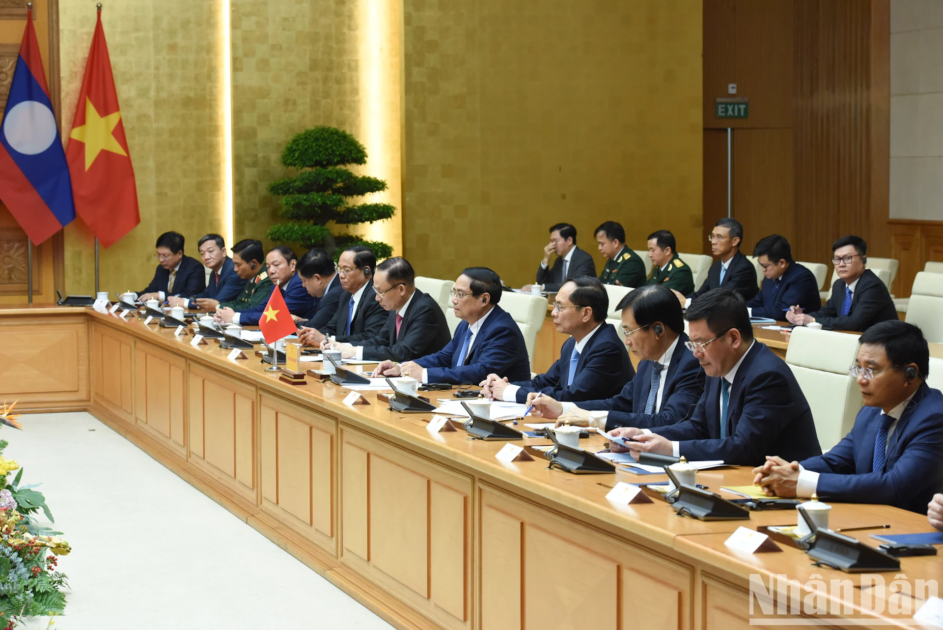 范明正总理和越南政府成员。 范明正总理和越南政府成员。