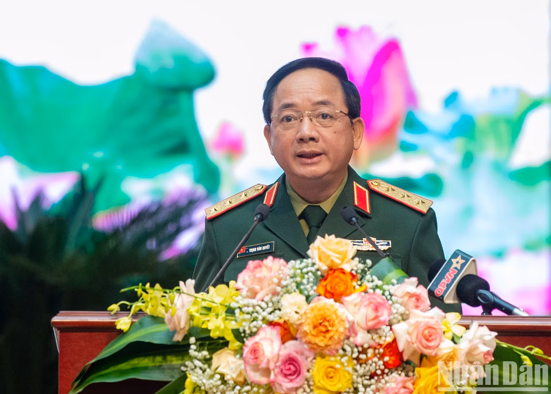越南人民军总政治局主任郑文决上将发表讲话。