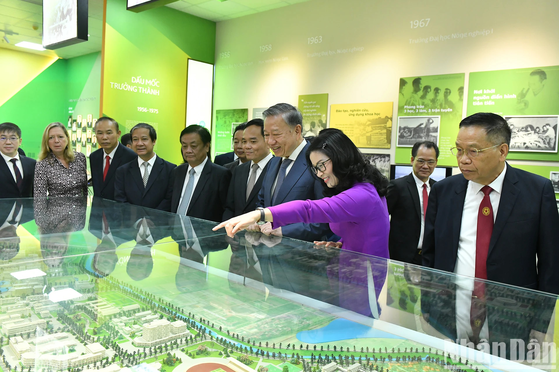 苏林总书记、国家主席参观越南农业学院传统室。 苏林总书记、国家主席参观越南农业学院传统室。