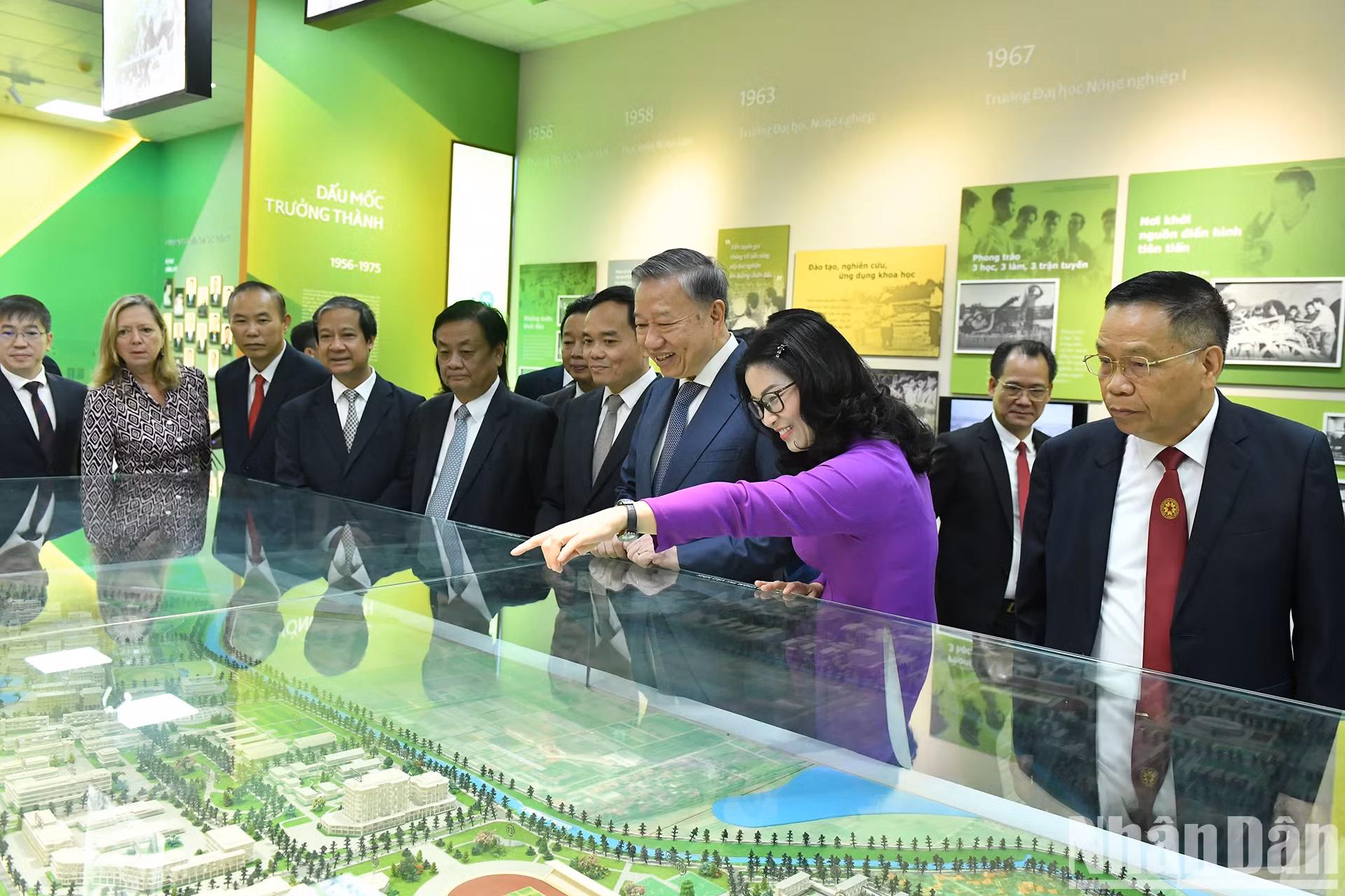 苏林总书记、国家主席参观越南农业学院传统室。 苏林总书记、国家主席参观越南农业学院传统室。