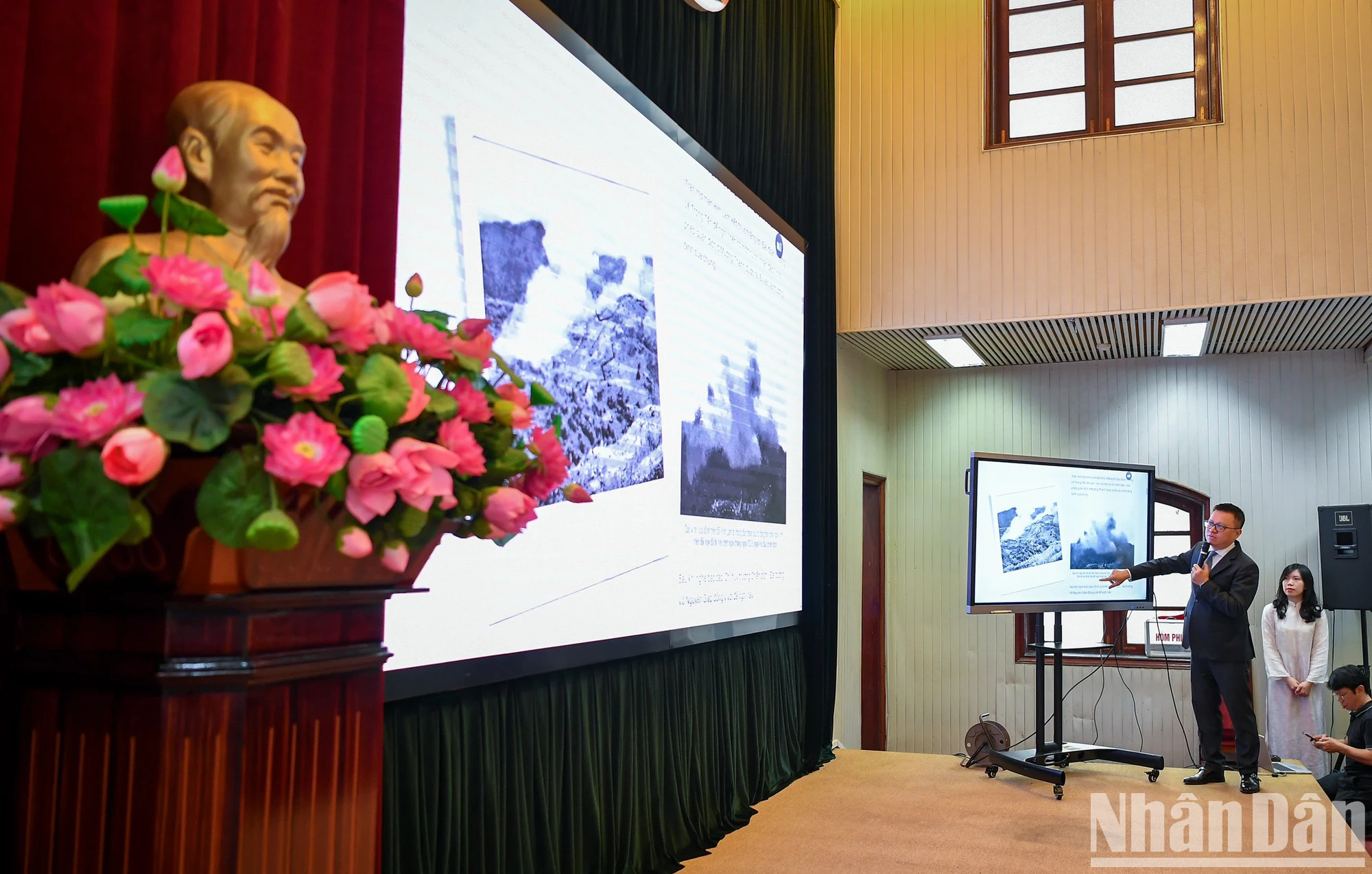 越共中央委员、越南《人民报》社总编辑、中央宣教部副部长、越南新闻工作者协会主席黎国明介绍奠边府战役的特殊专栏的特点。 越共中央委员、越南《人民报》社总编辑、中央宣教部副部长、越南新闻工作者协会主席黎国明介绍奠边府战役的特殊专栏的特点。