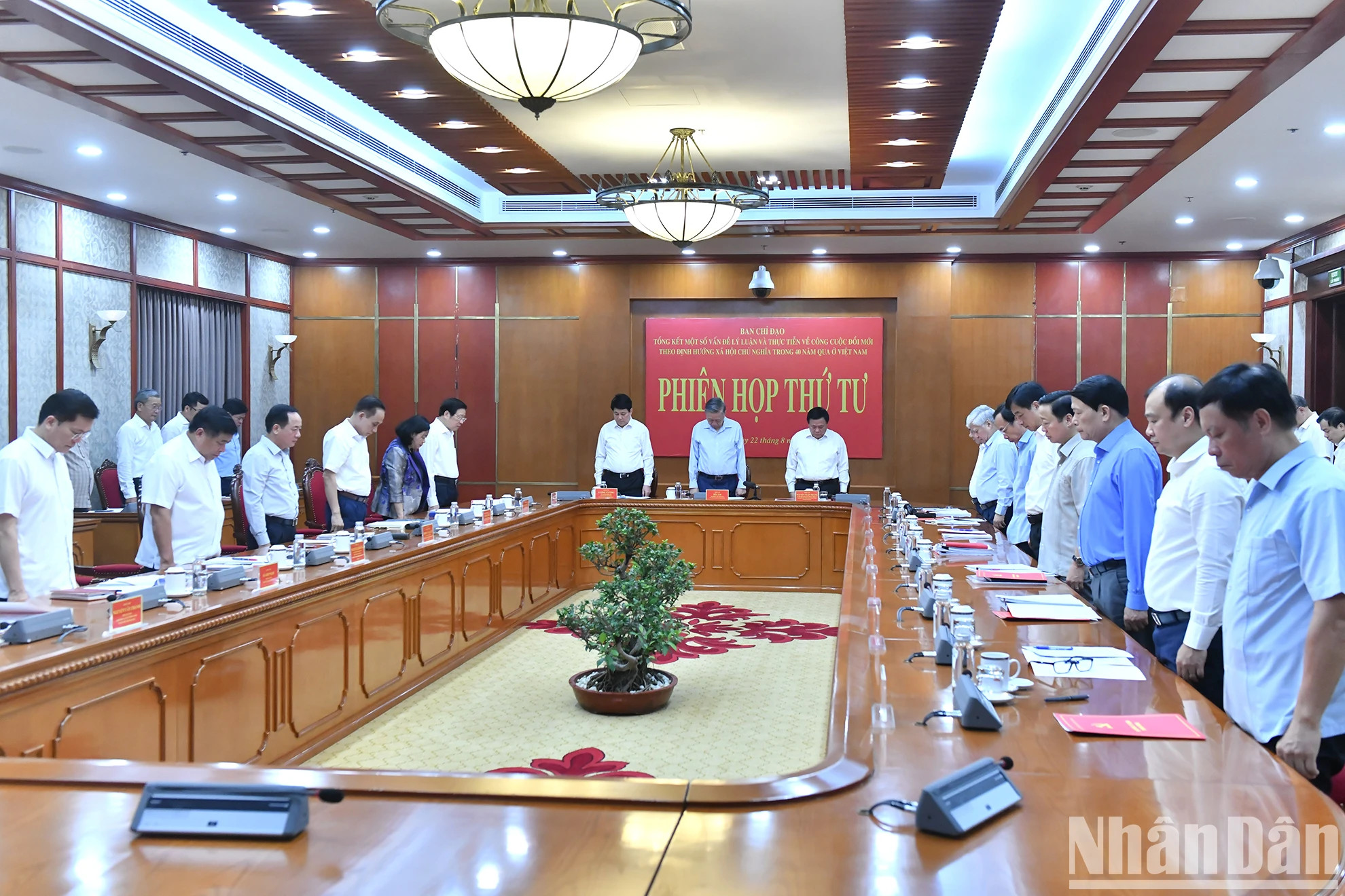 党、国家领导和各位代表缅怀阮富仲总书记。