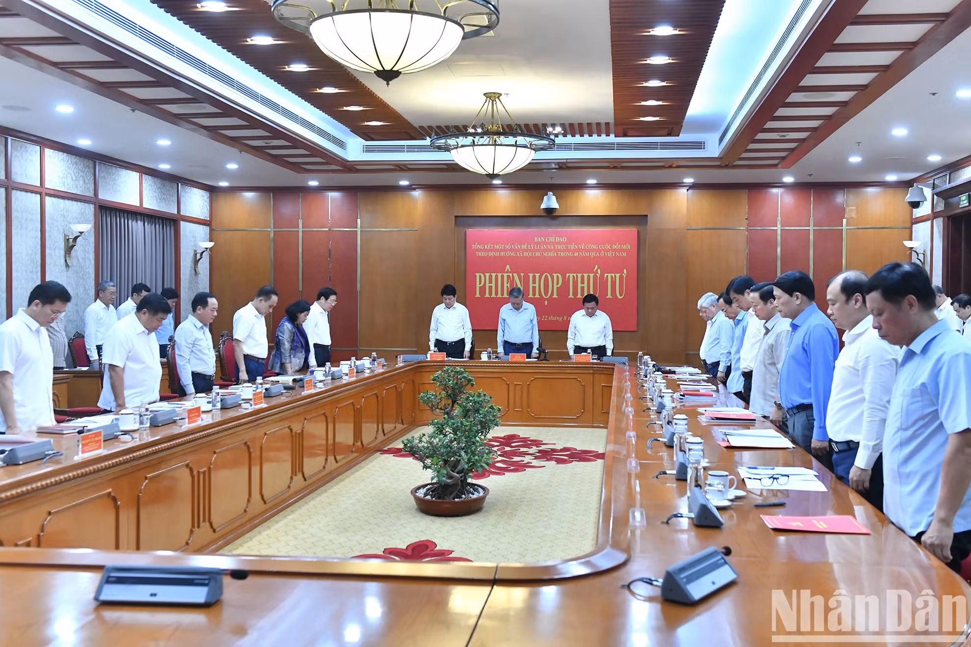 党、国家领导和各位代表缅怀阮富仲总书记。