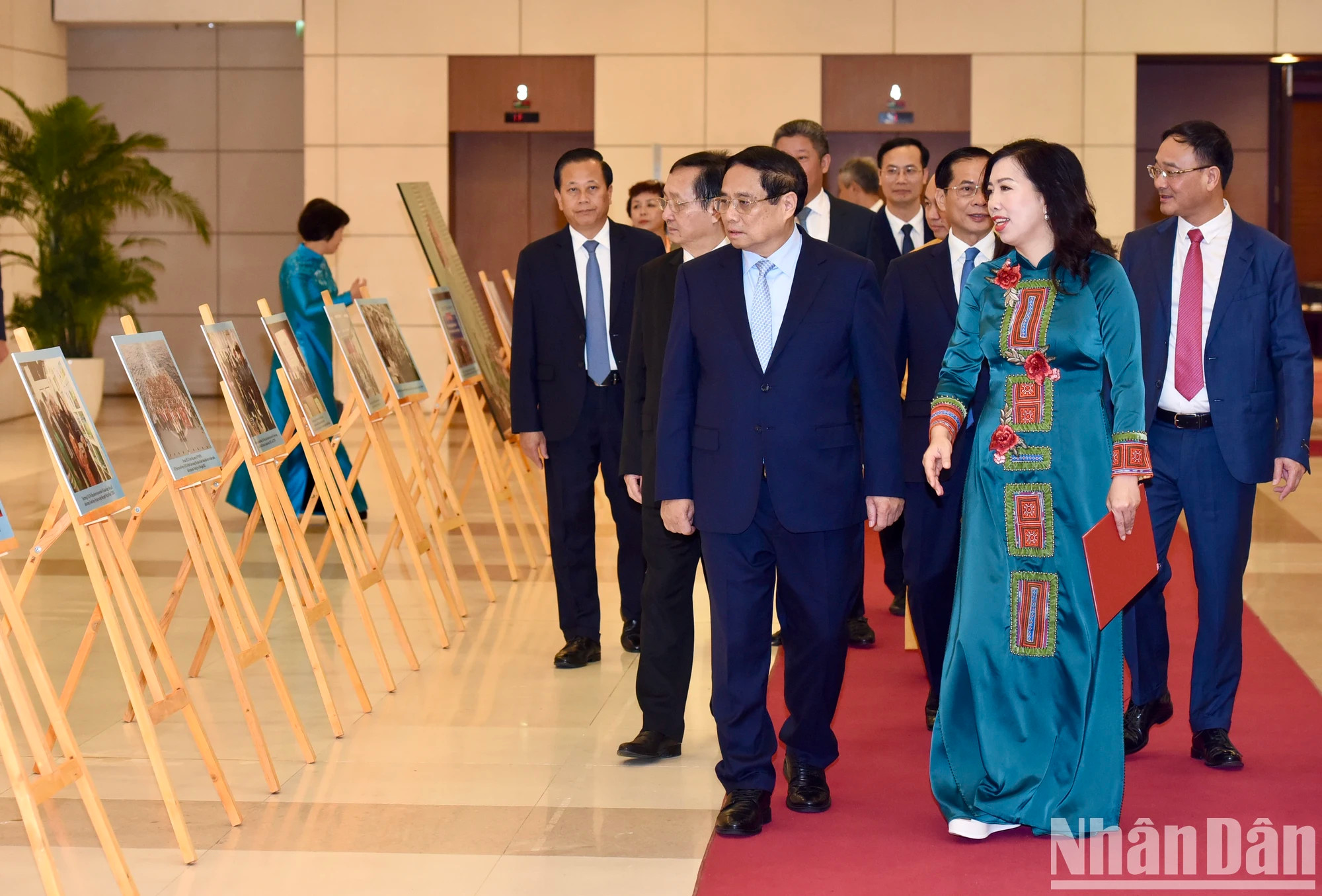 范明正总理参观关于海外越南人工作和侨胞与建国护国事业的图片展。