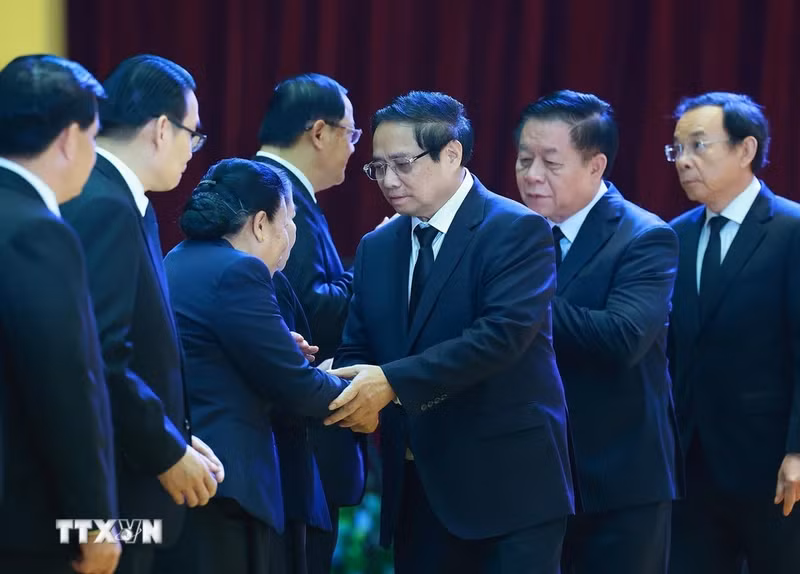 范明正总理向老挝人民革命党中央委员会前主席、老挝人民民主共和国前主席坎代·西潘敦家属表示慰问。