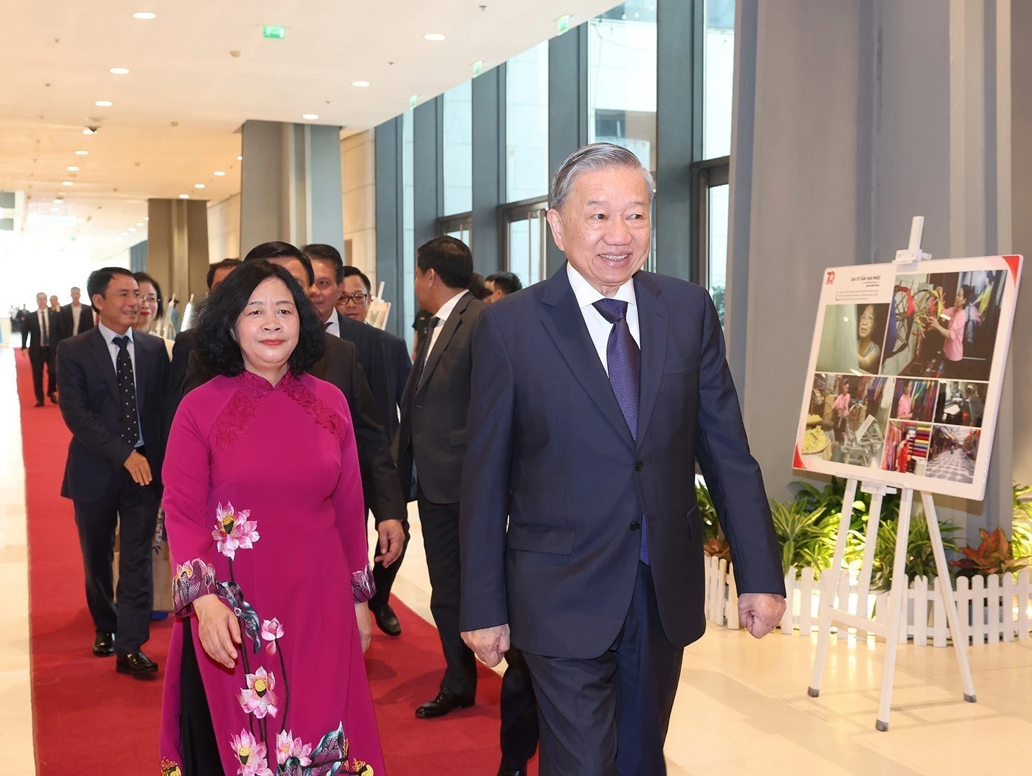 苏林总书记、国家主席前来出席仪式。