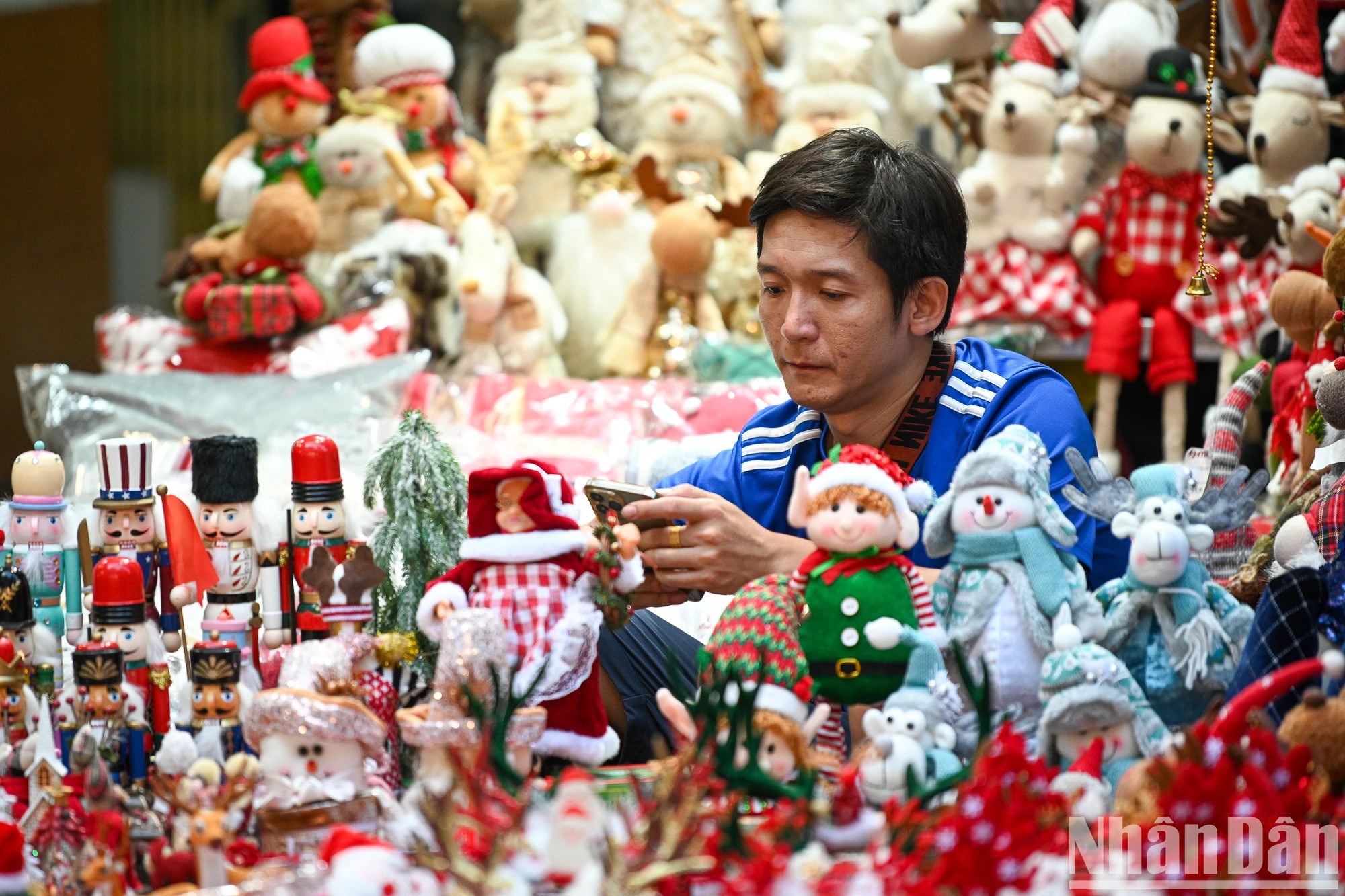 一位店主透露，款式每年都有更新、改变。