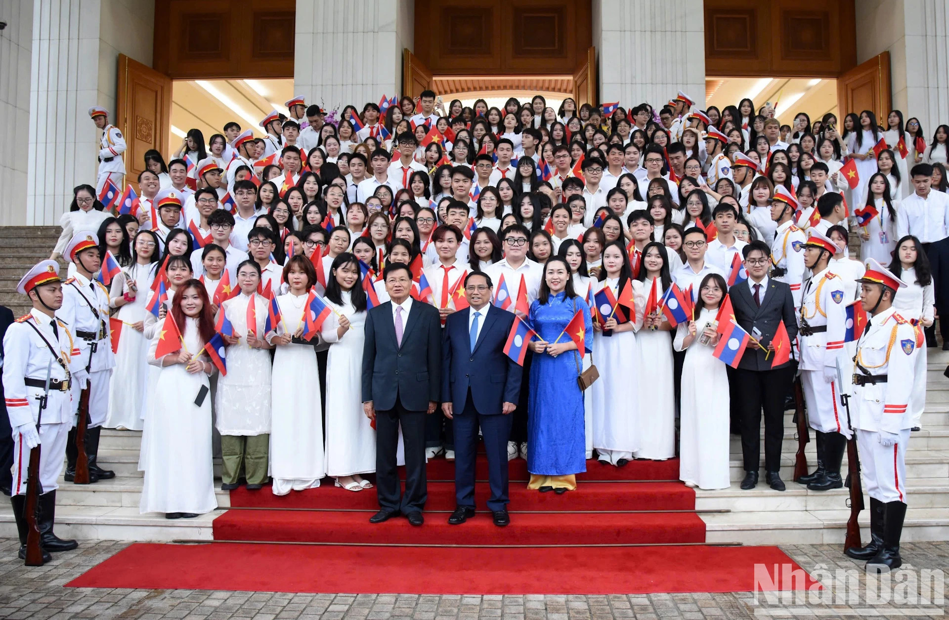 范明正总理,老挝人民革命党中央总书记、国家主席通伦·西苏和国家大学师生合影。 范明正总理,老挝人民革命党中央总书记、国家主席通伦·西苏和国家大学师生合影。