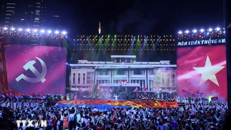 晚会为观众展现一系列感人至深的艺术节目。