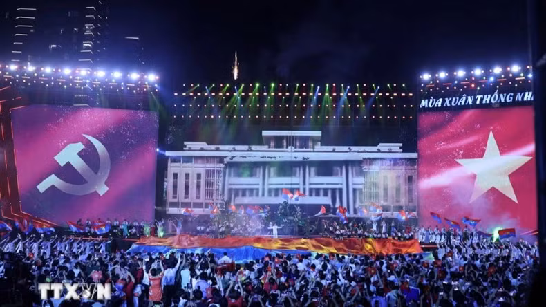 晚会为观众展现一系列感人至深的艺术节目。