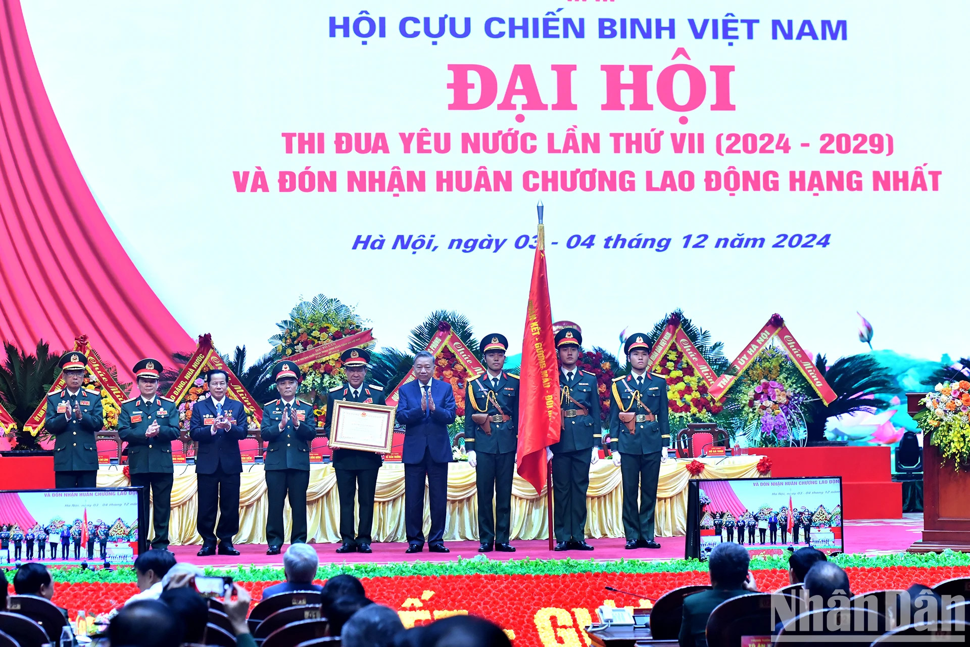 苏林总书记向越南老战士协会授予一级劳动勋章。 苏林总书记向越南老战士协会授予一级劳动勋章。