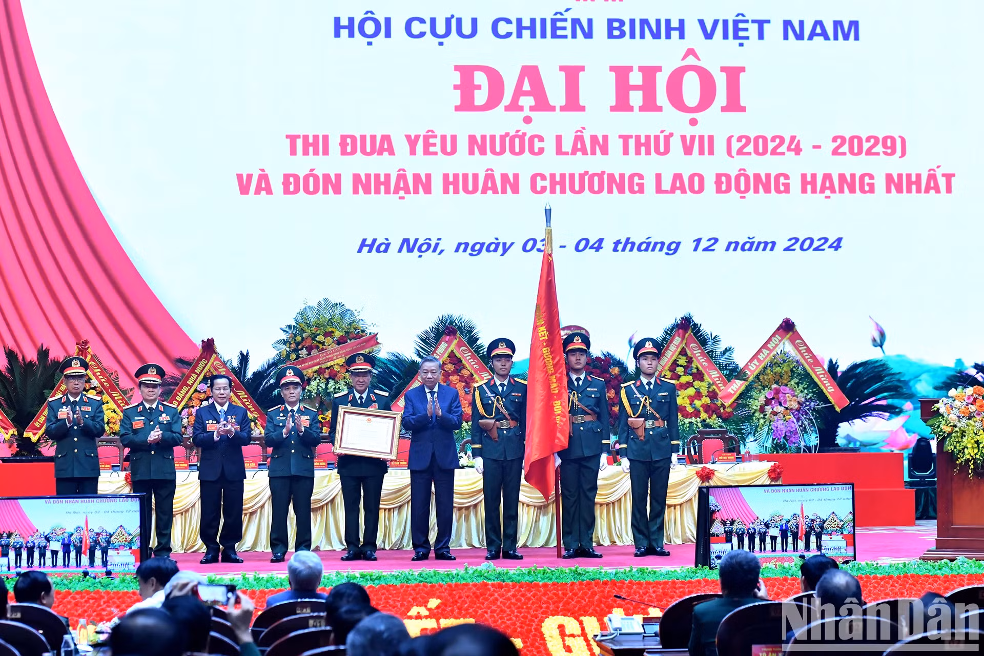 苏林总书记向越南老战士协会授予一级劳动勋章。