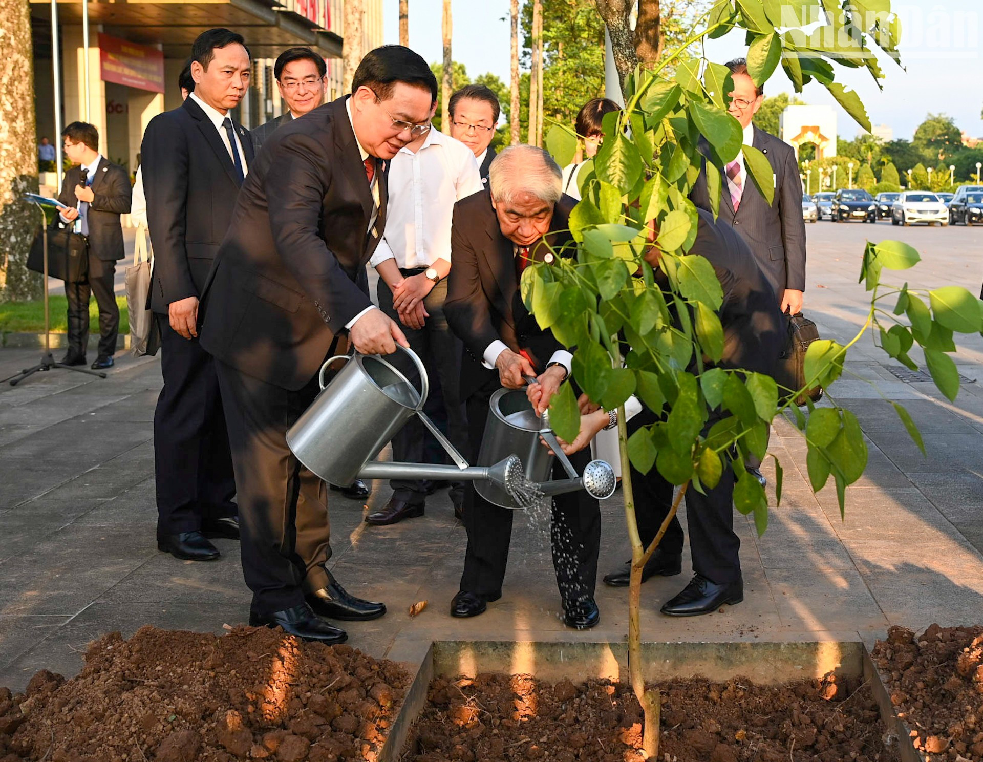 越南国会主席王廷惠和日本参议院议长尾辻秀久种植珊瑚树。 越南国会主席王廷惠和日本参议院议长尾辻秀久种植珊瑚树。
