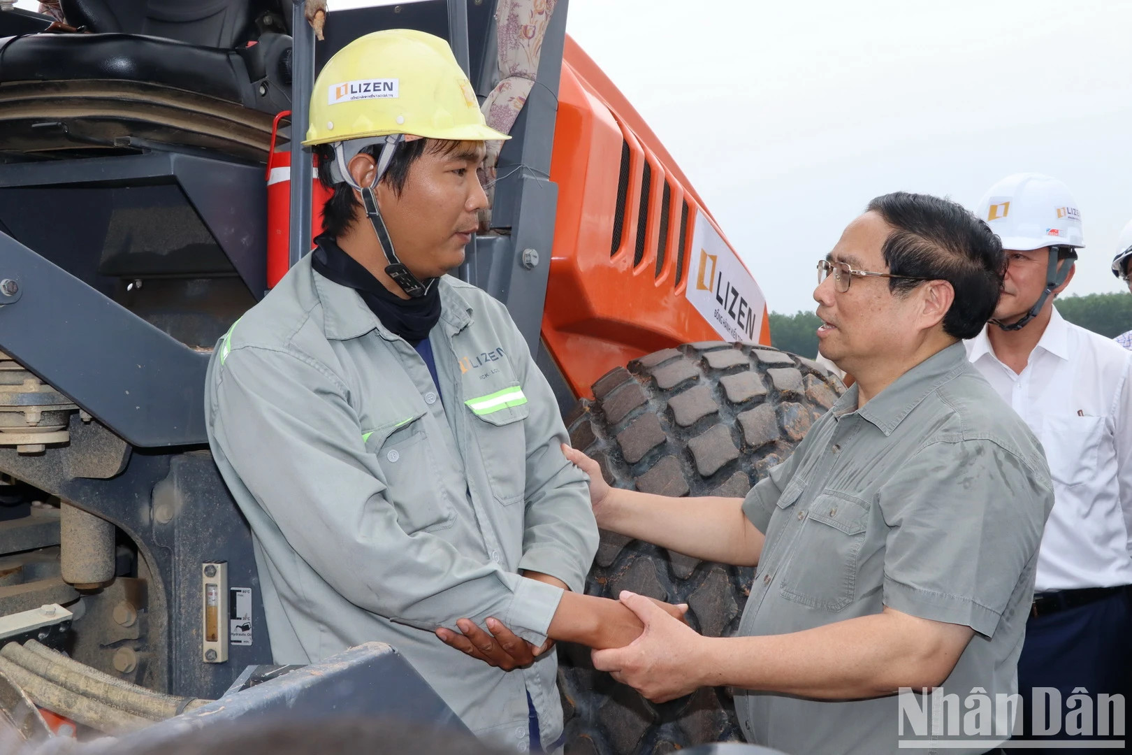 范明正总理动员工人。 范明正总理动员工人。