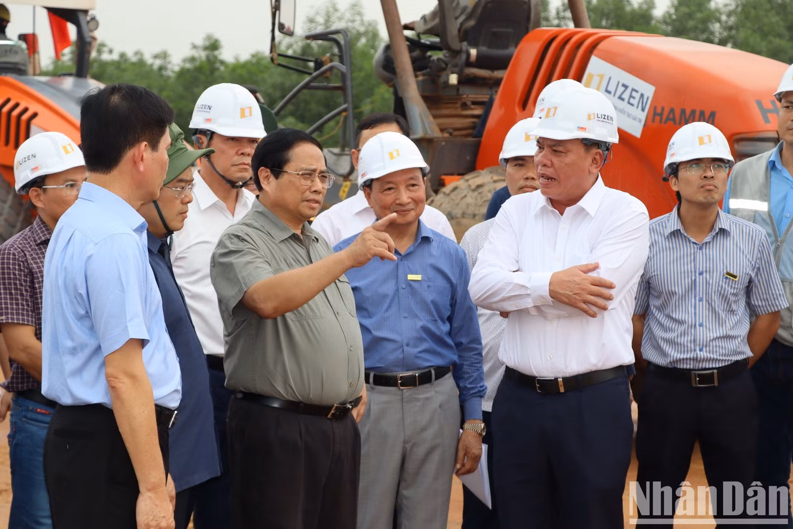 越南政府总理范明正视察边和-头顿高速公路项目途经同奈省路段施工进度。