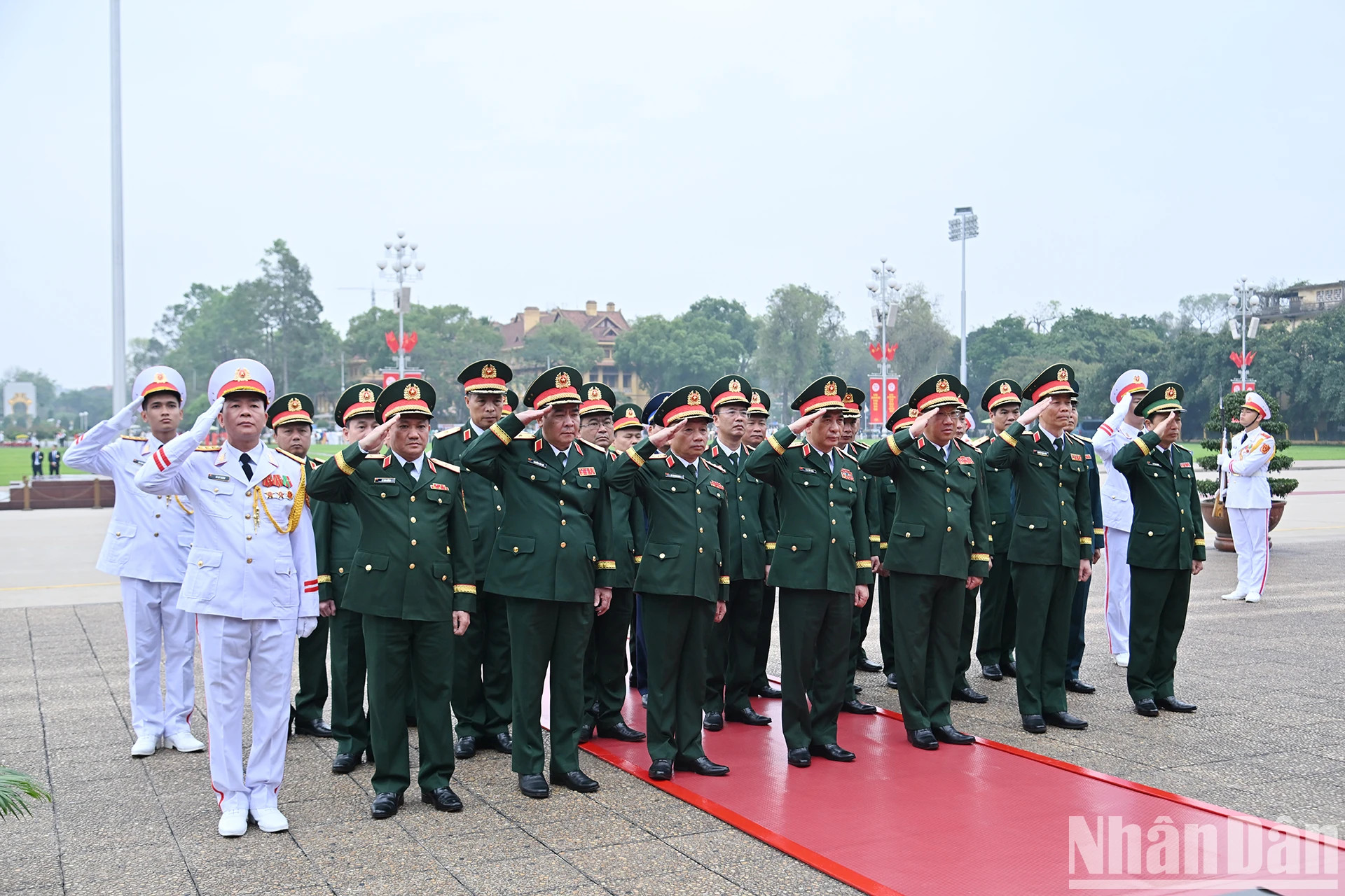 越共中央军委 - 国防部代表团缅怀胡志明主席。 越共中央军委 - 国防部代表团缅怀胡志明主席。