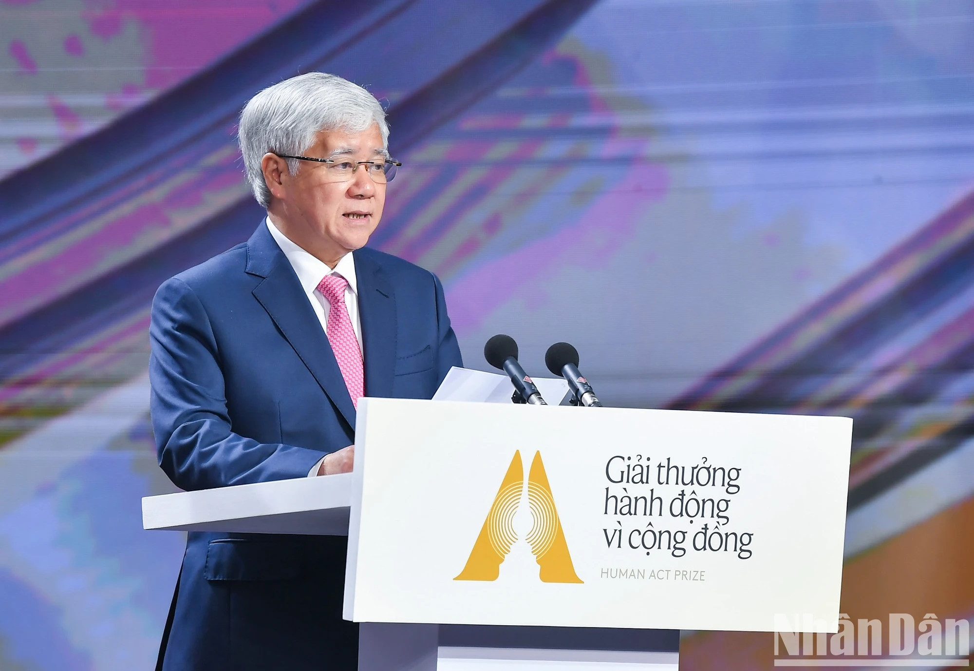 越共中央政治局委员、中央书记处书记、越南祖国阵线中央委员会主席杜文战发表讲话。 越共中央政治局委员、中央书记处书记、越南祖国阵线中央委员会主席杜文战发表讲话。