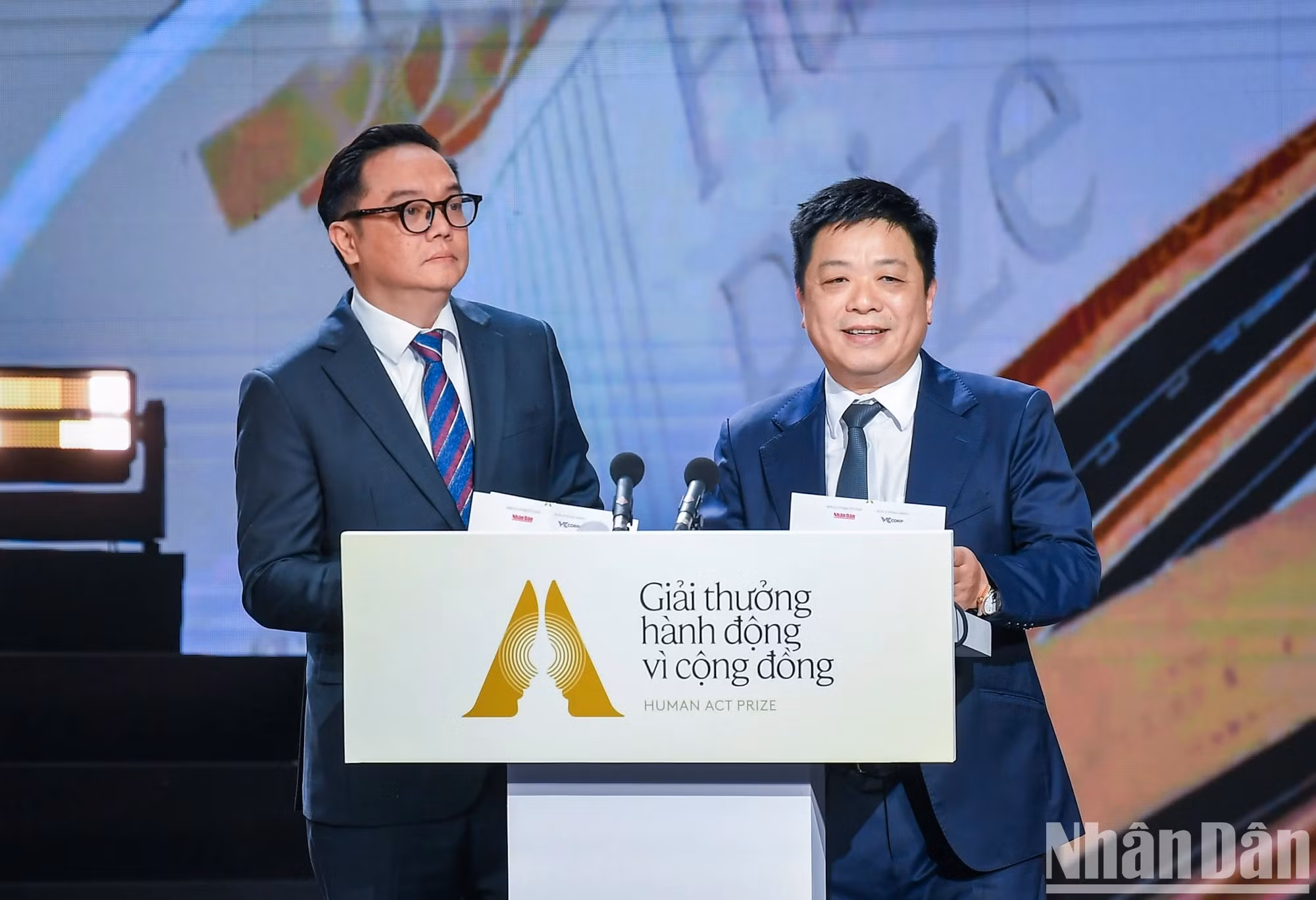 《人民报》社副总编辑桂廷原，越南工商会下属经济信息中心经理范泰来公布“想法”奖项获奖项目。