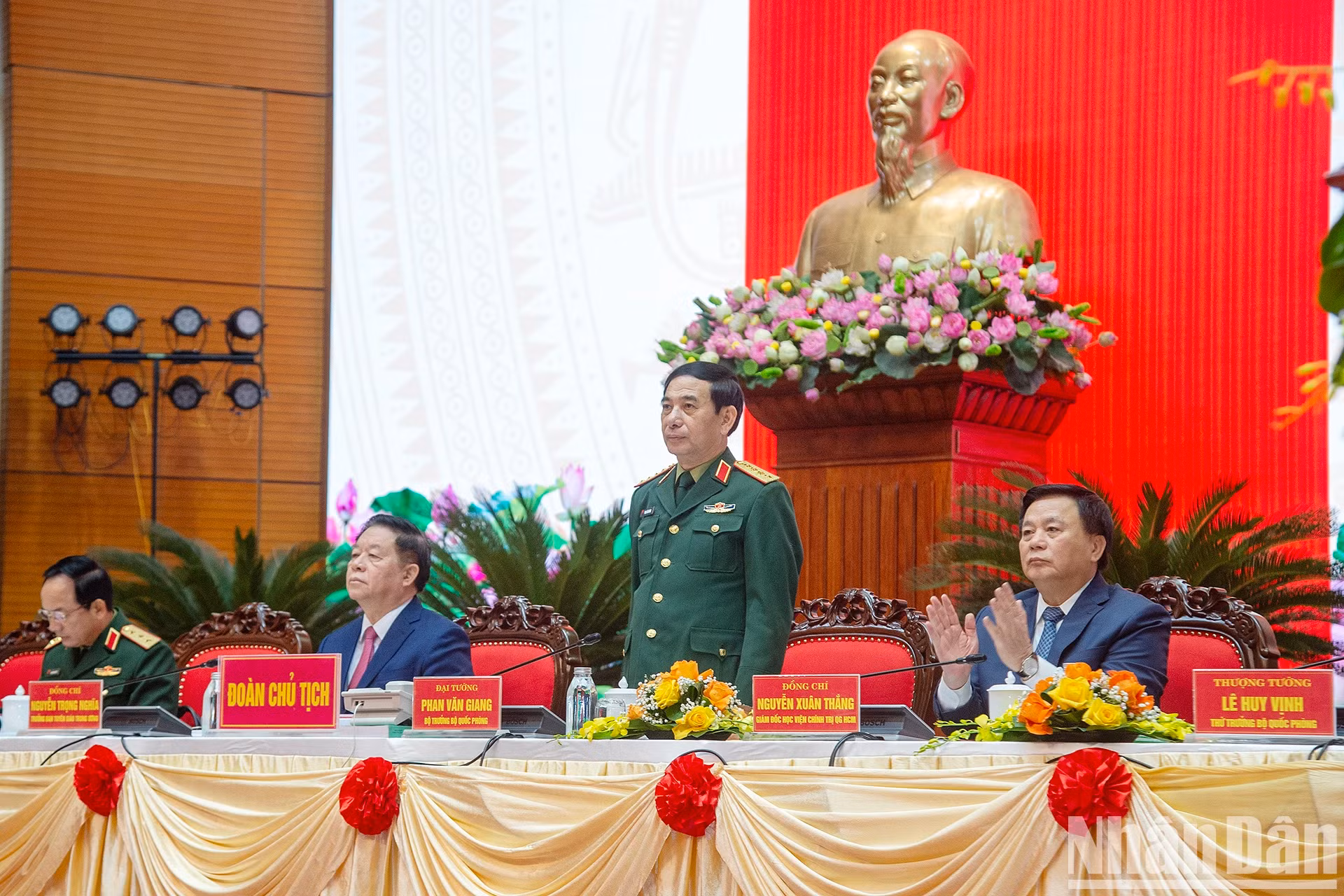 国防部长潘文江发表讲话。