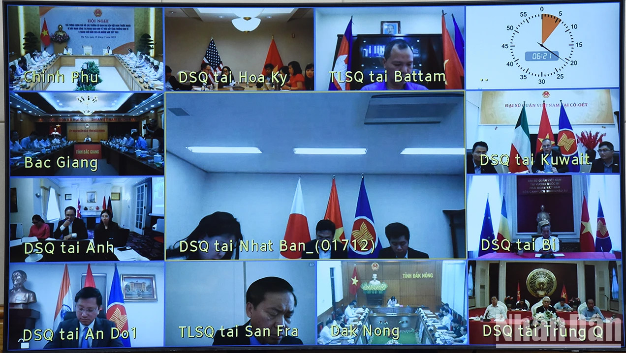 中央直辖省市人民委员会，越南驻外大使和代表机构首席代表代表通过视屏方式与会。