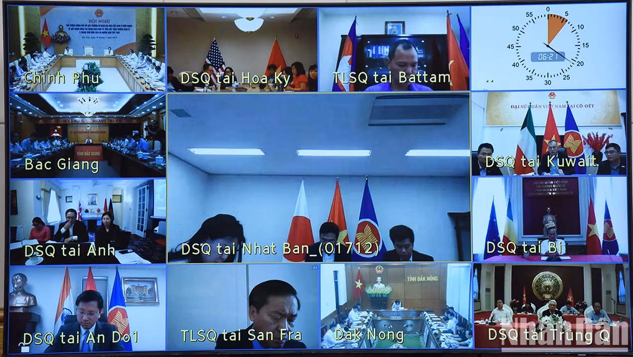 中央直辖省市人民委员会，越南驻外大使和代表机构首席代表代表通过视屏方式与会。