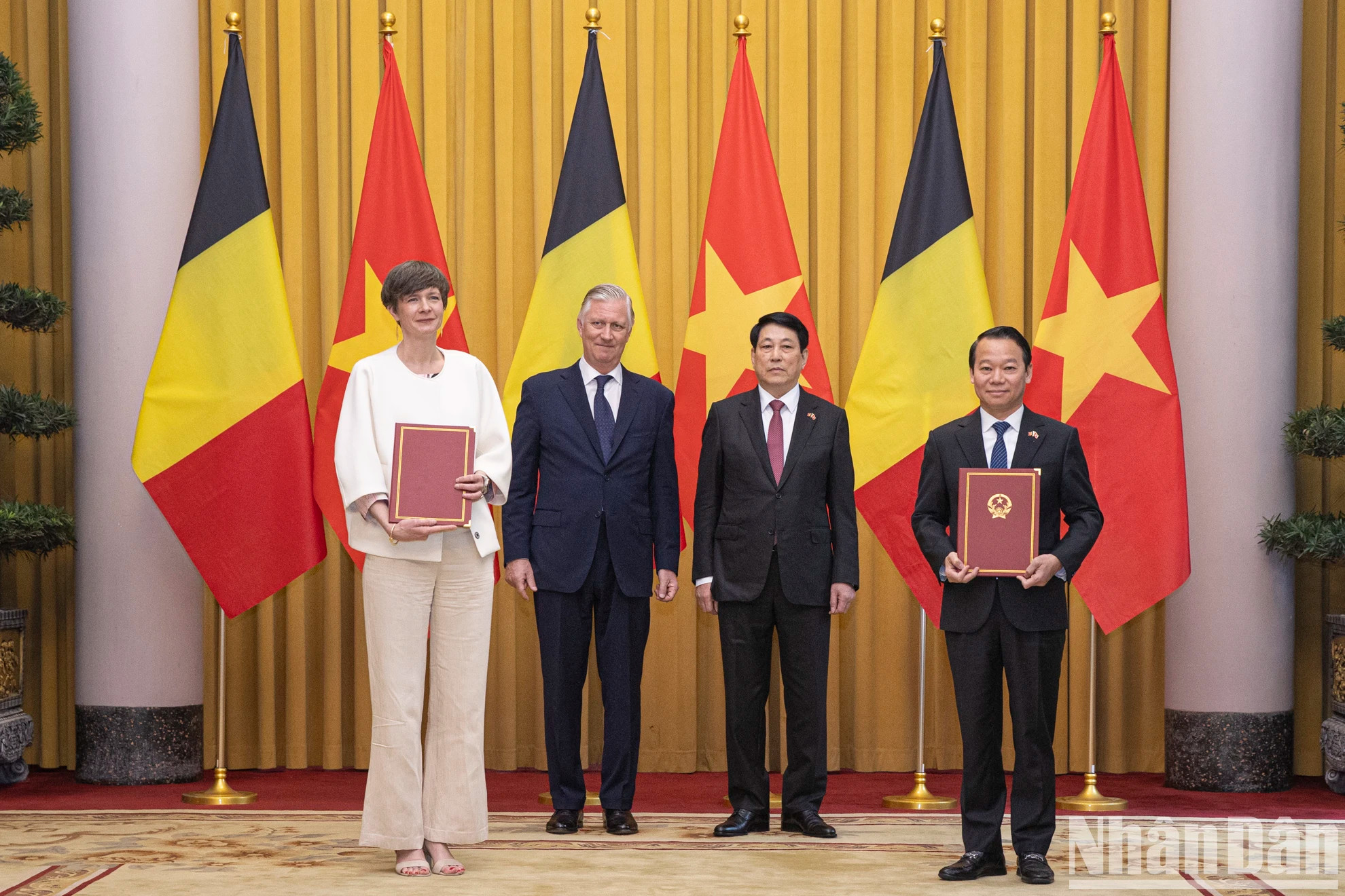 农业与环境部部长杜德维同布鲁塞尔大区首席大臣鲁迪·维尔乌特部长互换“越南农业与环境部水文气象和气候变化研究院与弗拉芒大区技术研究组织之间的合作谅解备忘录”。 农业与环境部部长杜德维同布鲁塞尔大区首席大臣鲁迪·维尔乌特部长互换“越南农业与环境部水文气象和气候变化研究院与弗拉芒大区技术研究组织之间的合作谅解备忘录”。