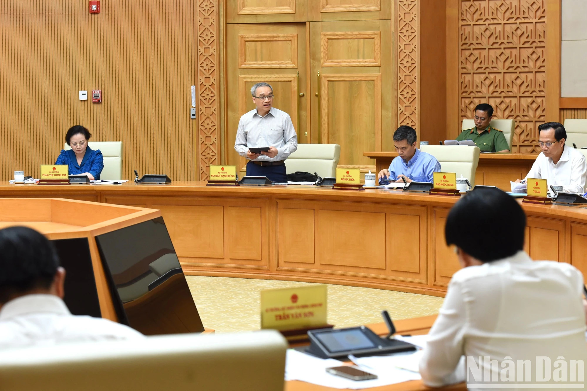 越南通信传媒部领导在会议上发表讲话。